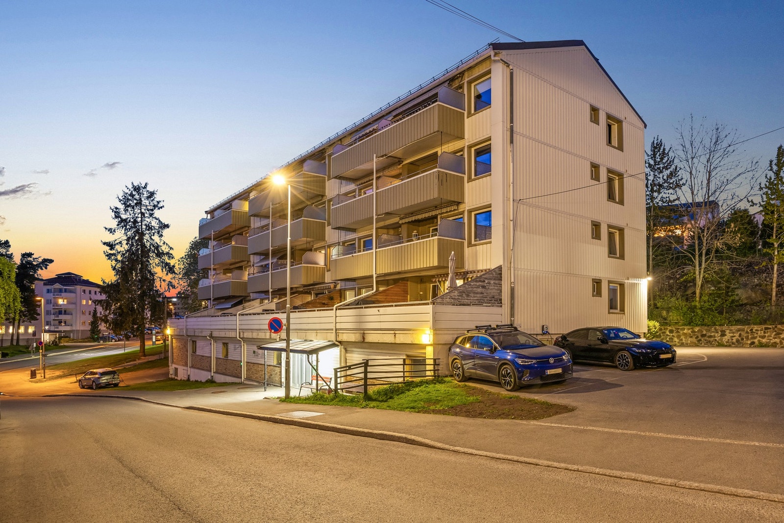 Boligen ligger fint plassert i byggets fjerde etasje og har en meget sentral beliggenhet. Fra boligen er det kort gange til Oppsal senter og Oppsal T-bane. Det er også kort vei til Østmarka. Galleribilde