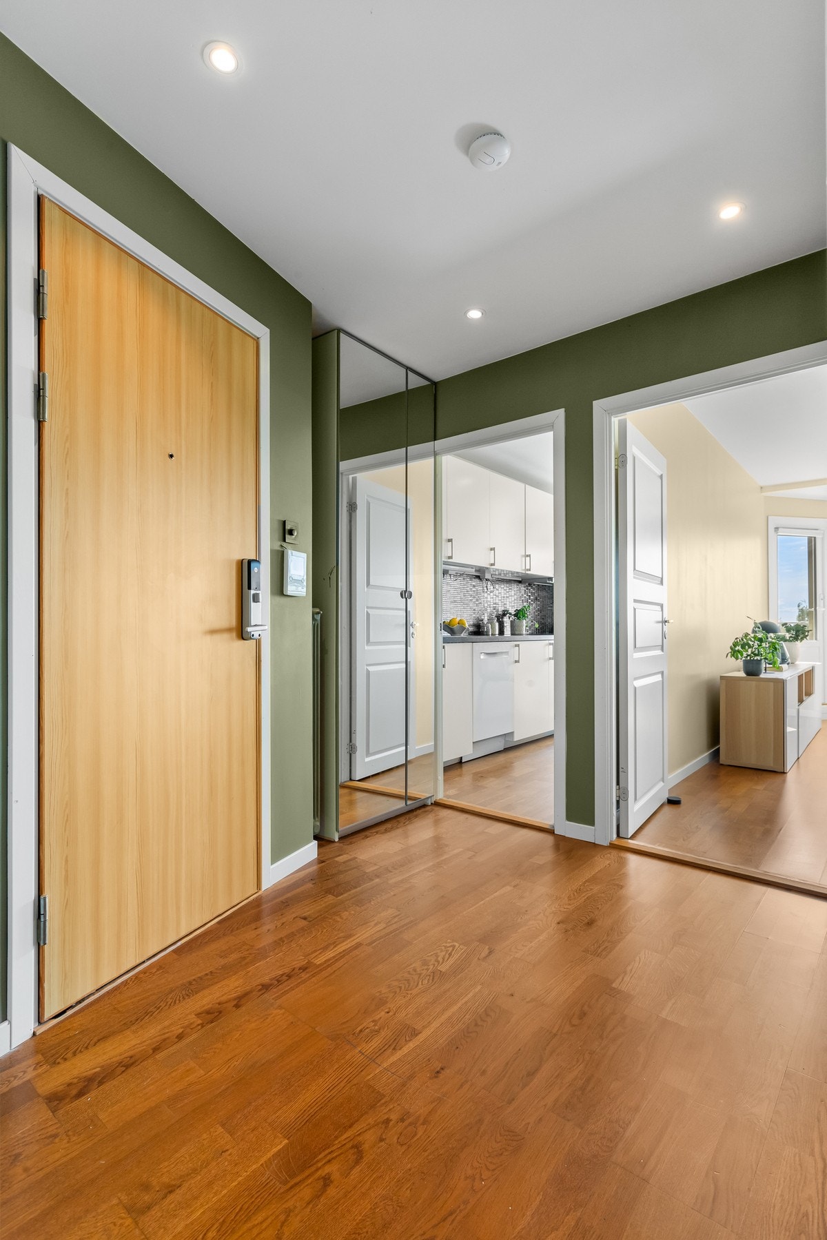 Via gangen tar vi turen videre inn kjøkkenet. Fra gangen er det adkomst til alle rommene i leiligheten. Galleribilde