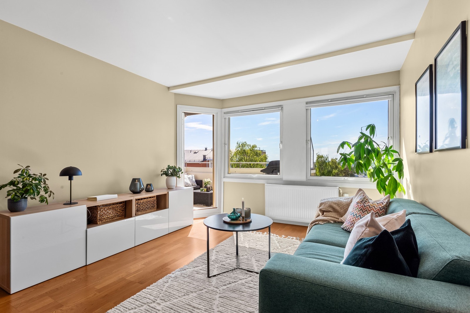 Stuen får godt med naturlig lysinnslipp fra store vindusflater mot sydvest. Vinduene og balkongdøren ble skiftet i regi av brl. i 2016. Galleribilde