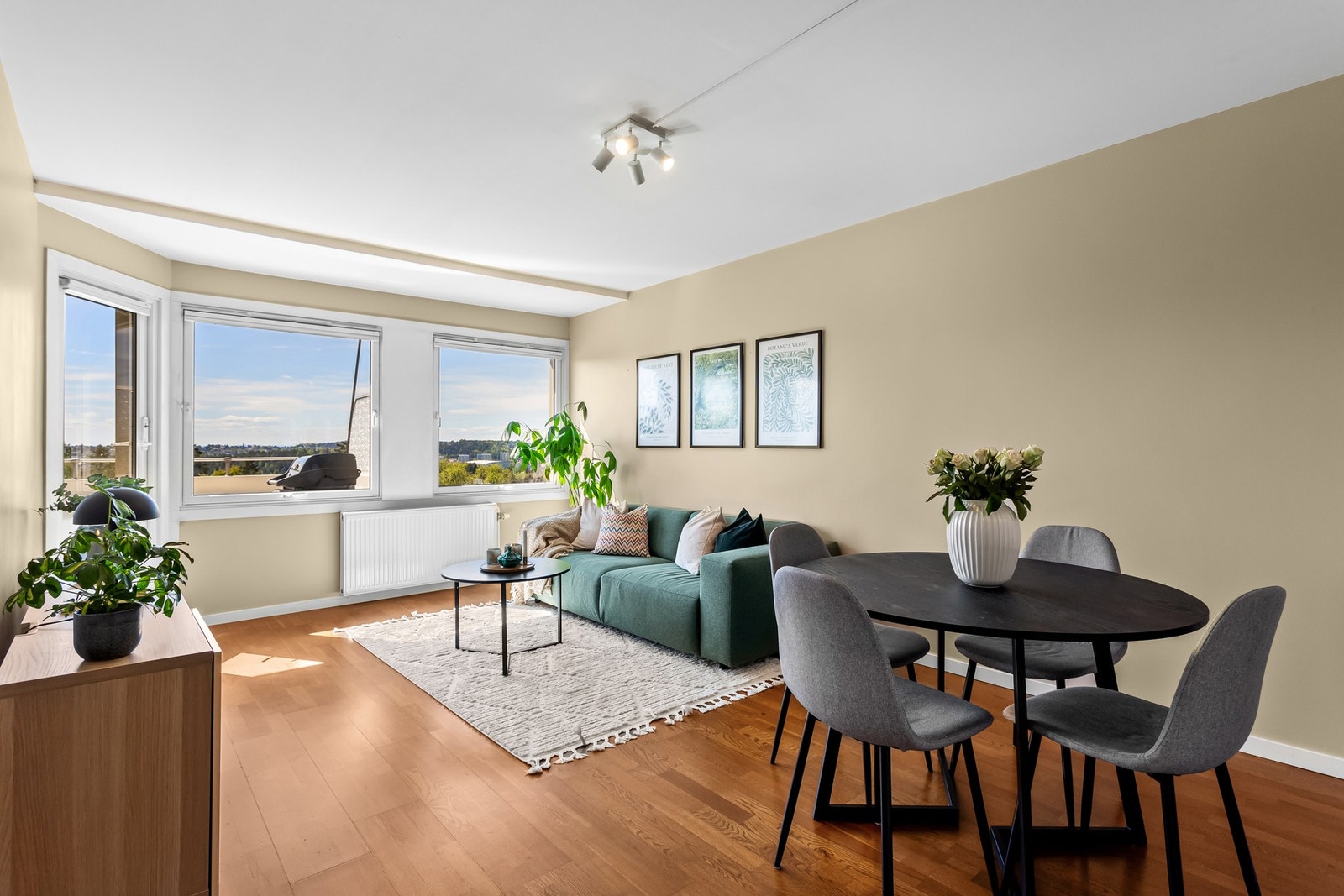 Stuen har en naturlig plassering for både sofa og tv-løsning, samt god plass til spisebord. Galleribilde