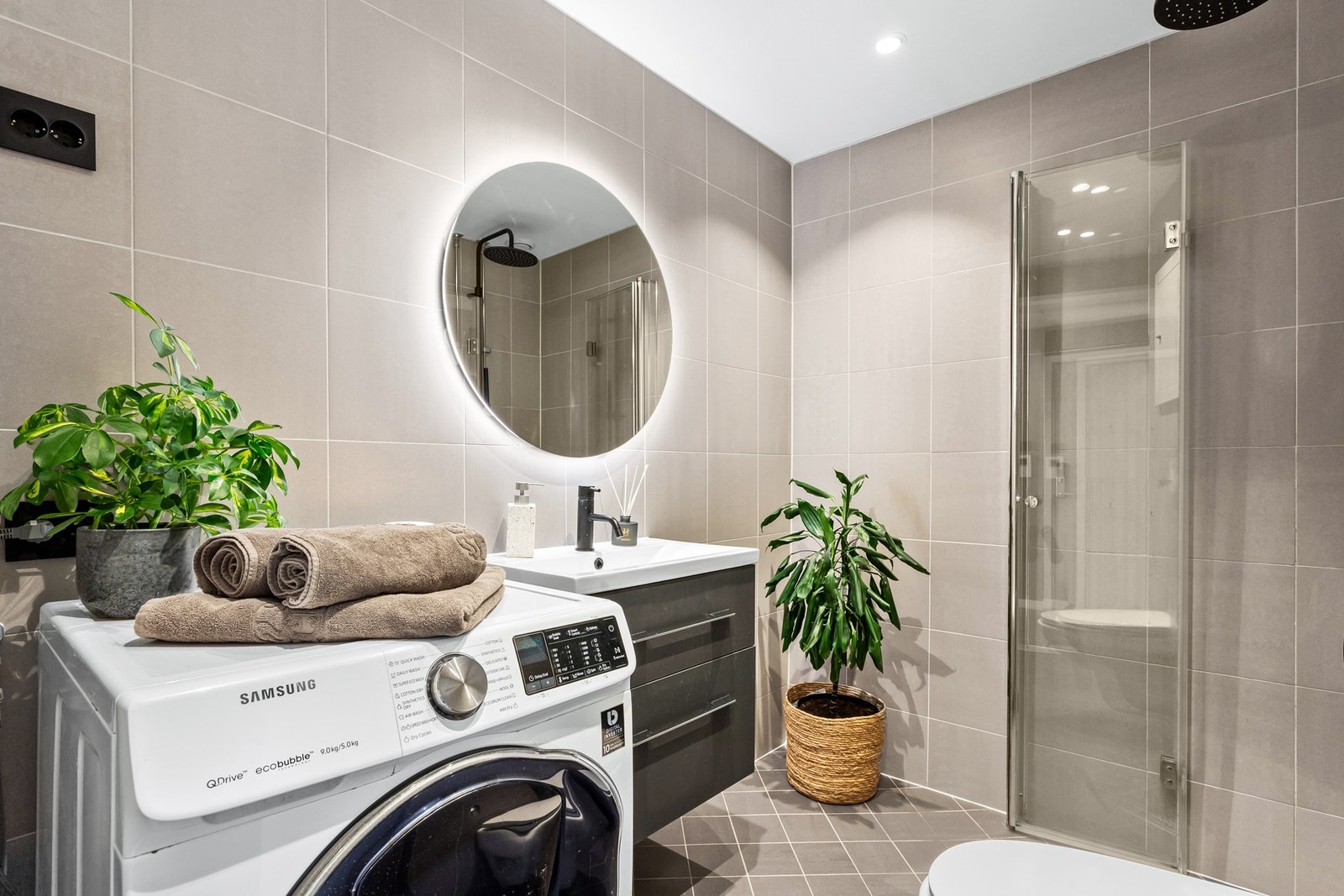 Innredningen består av en heldekkende servant på servantskap med slette fronter og dempefunksjoner. Over servanten er det et pent speil med lys, og himlingen er utstyrt med innfelte downlights. Galleribilde