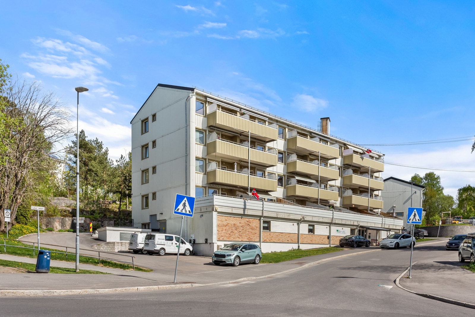 Kombinasjonen av god infrastruktur i nærområdet, og nærhet til både byen og tur- og rekreasjonsområder gjør dette området til et spesielt godt bomiljø for folk i alle aldre. Galleribilde