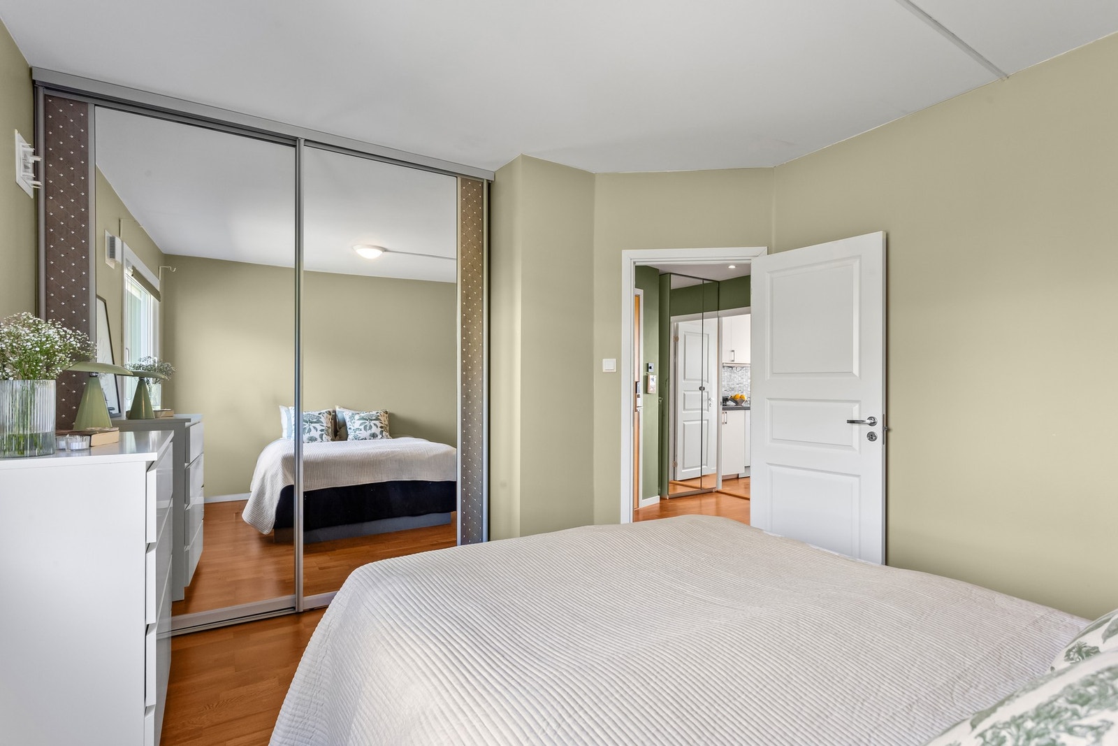 Rommet har ellers god plass til å innredes med dobbeltseng og har godt med lagringsplass i en stor skyvedørsgarderobe. Galleribilde