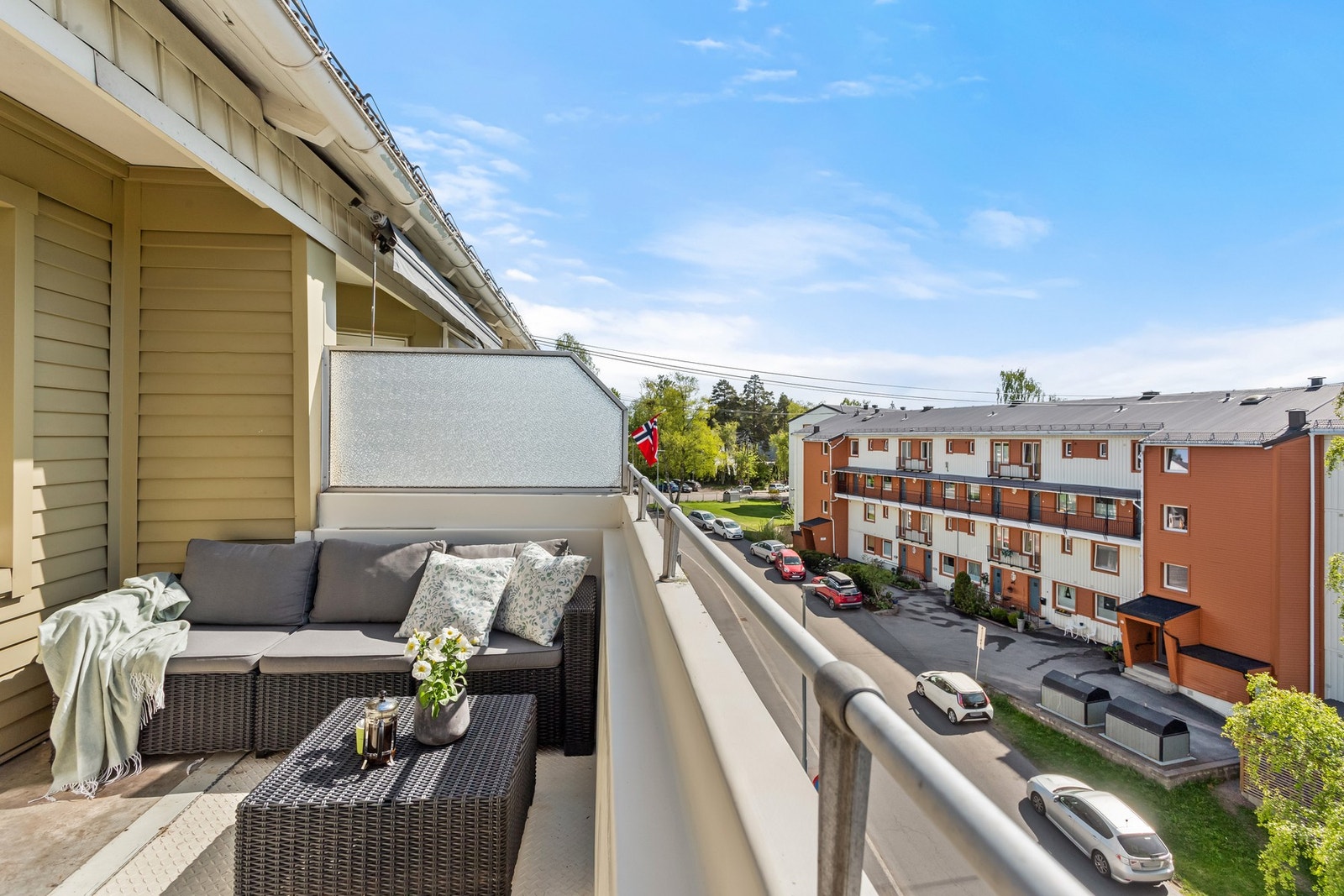 Uteplassen er av god størrelse og har god plass til å innredes med ønsket møblement. Galleribilde