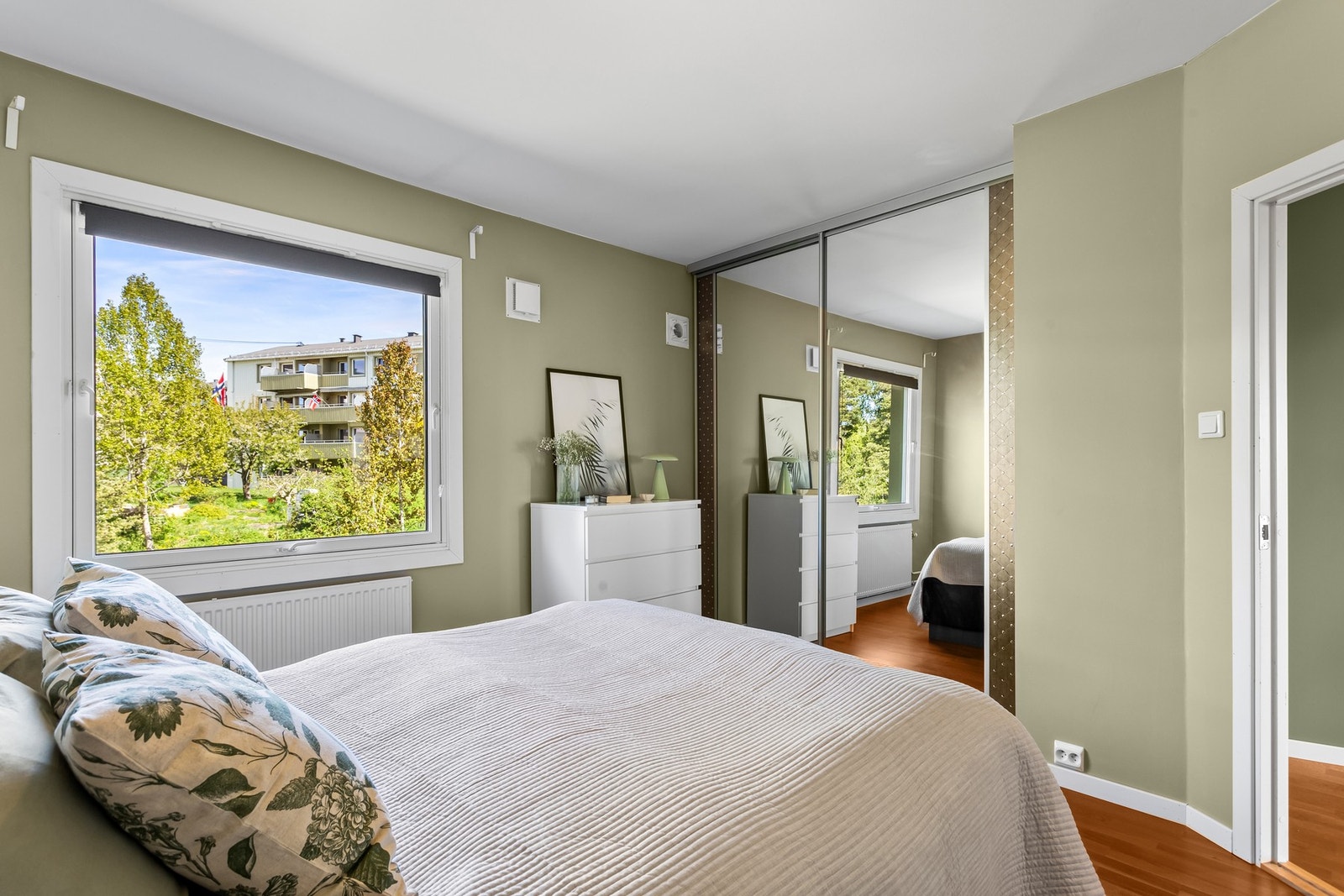 Leiligheten har et lyst og romslig soverom som vender inn mot stille, grønne fellesarealer, noe som gir god skjerming. Galleribilde