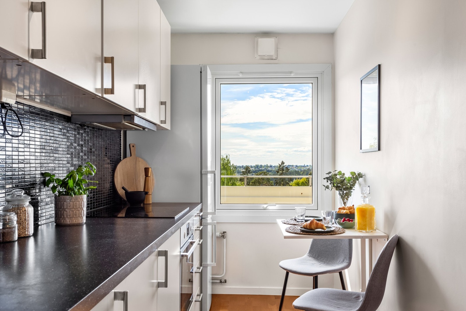 Rommet får godt med naturlig lysinnslipp fra et stort vindu og det passer utmerket å innrede med et lite frokostbord her. Galleribilde