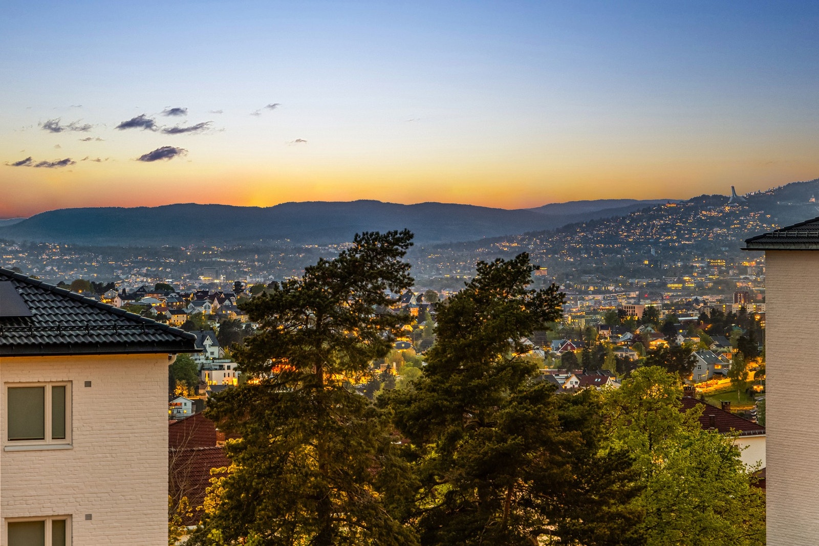 Løypeveien 2B er en lys og pen 2-roms toppleilighet med flott utsikt og gode solforhold. Beliggenheten er rolig og sentral, kun 500 meter fra T-bane og Oppsal senter. Galleribilde