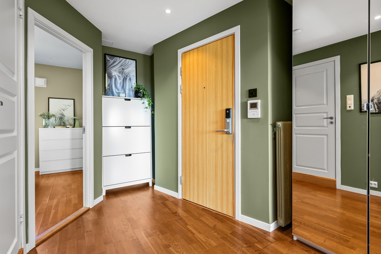 I gangen er det garderobeskap, samt plass for et skoskap som gir praktisk oppbevaringsplass. Ytterligere lagring i kjellerbod på ca. 4 kvm. Yale sikkerhetslås og dørcalling er montert. Galleribilde