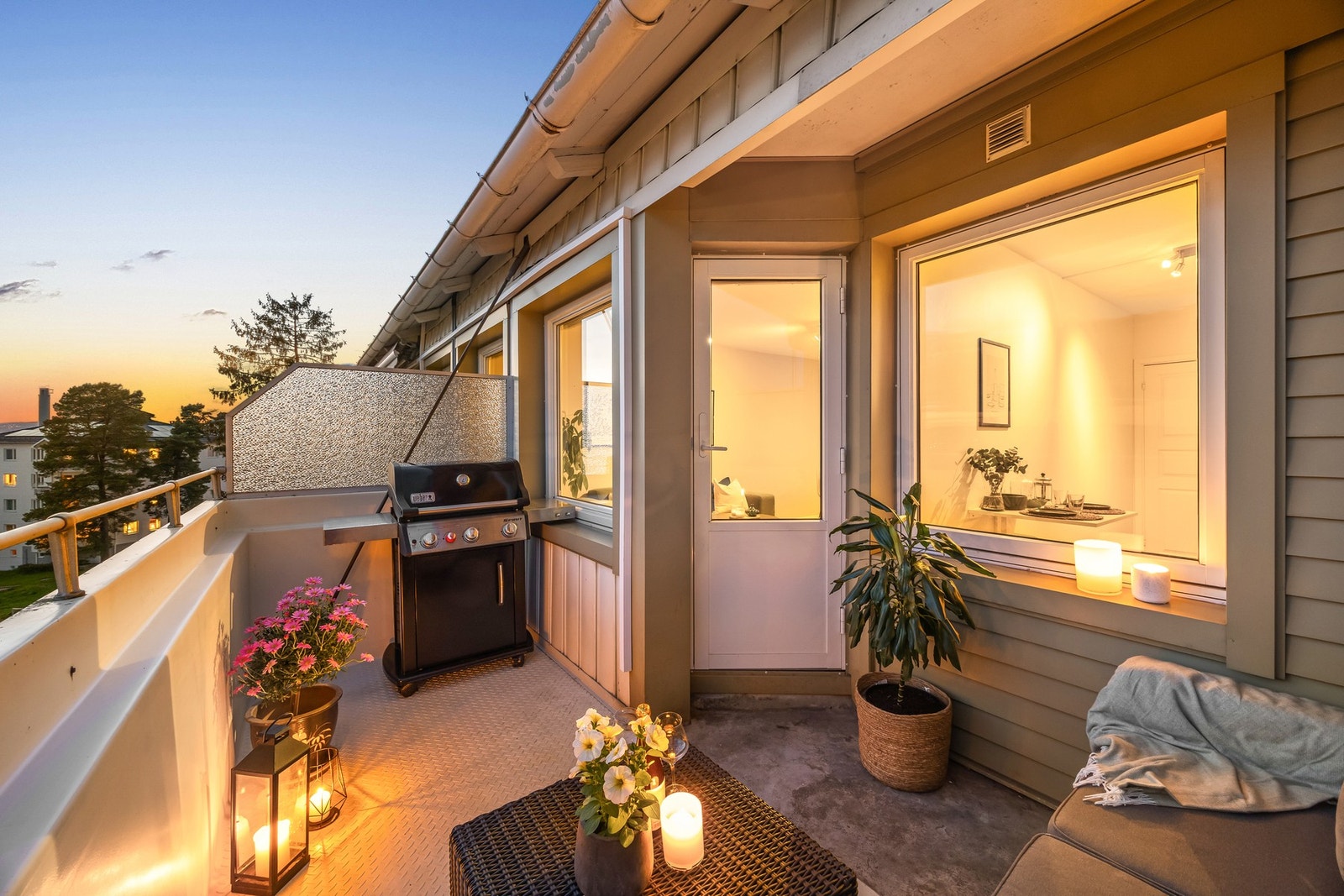 Leiligheten ligger i fjerde etasje som er toppetasjen og har utgang til en sydvestvendt balkong på ca. 7 kvm. Galleribilde