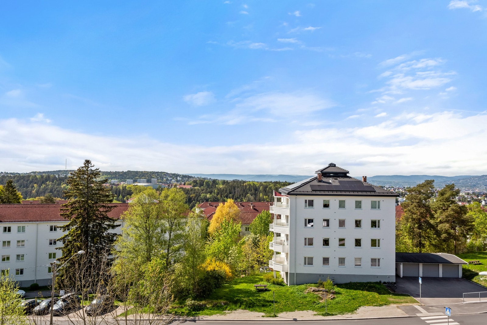 Mot vest/nordvest er det herlig utsyn utover og ned mot sentrum. Det er tillatt å grille med både gass- og elektrisk grill på balkongen. Galleribilde