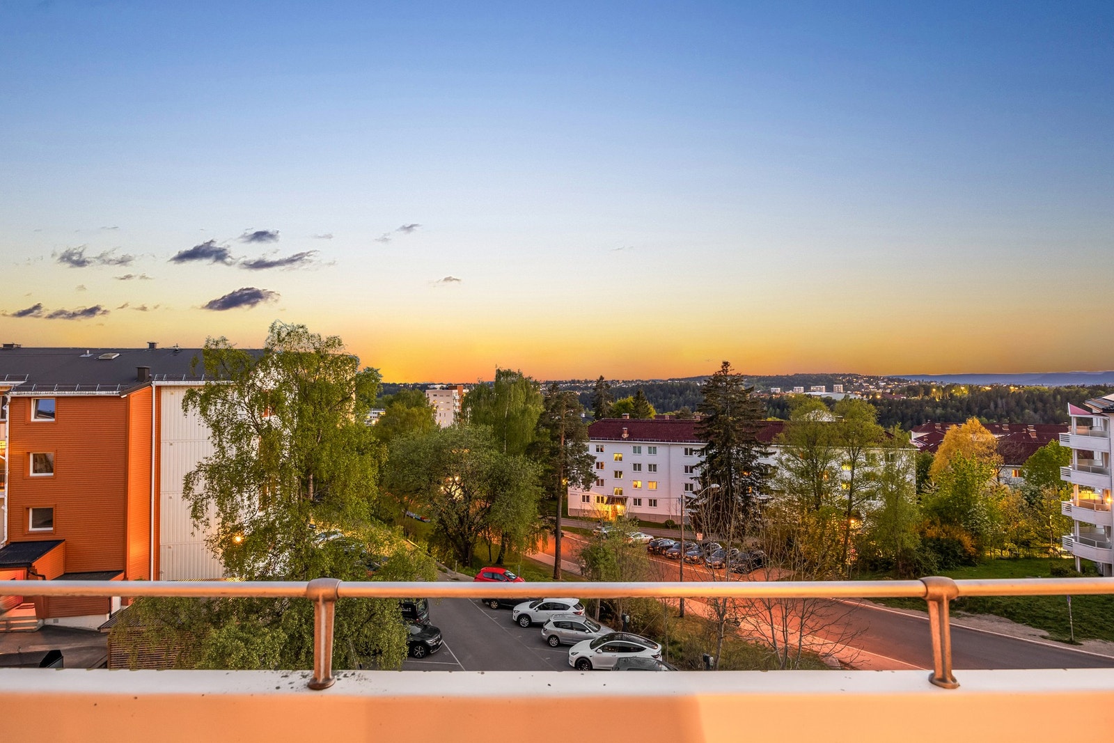 Balkongen har gode solforhold og herfra er det flott utsikt utover nærområdet. Galleribilde