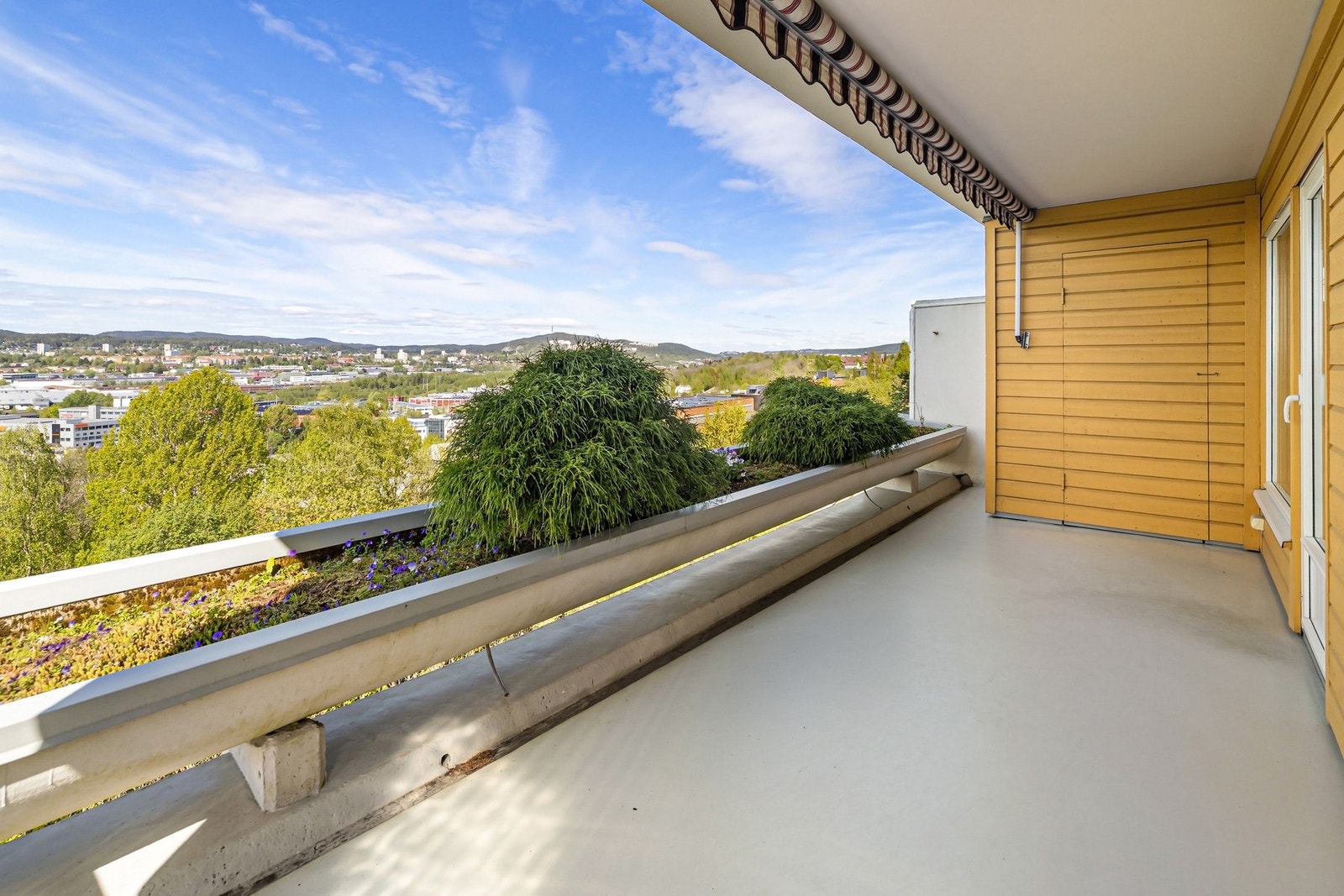 Utgang fra stue til overbygget terrasse på 12 kvm vendt mot nordvest. Galleribilde