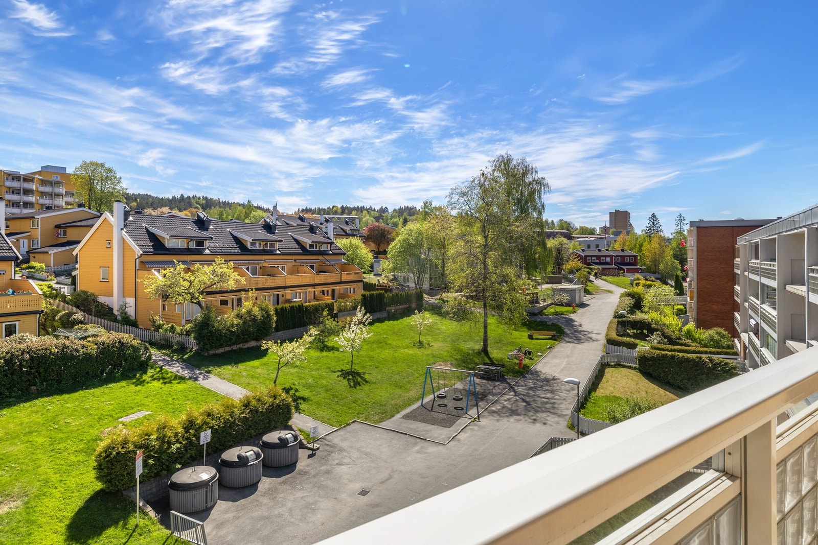 Hyggelig utsikt fra terrassen over veletablert boligområde Galleribilde