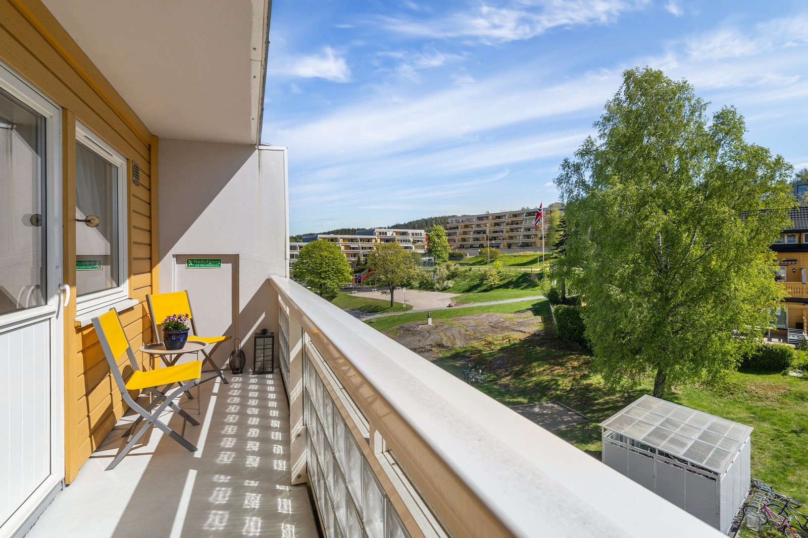 Utgang fra kjøkken til overbygget terrasse på 8 kvm vendt mot sydøst Galleribilde