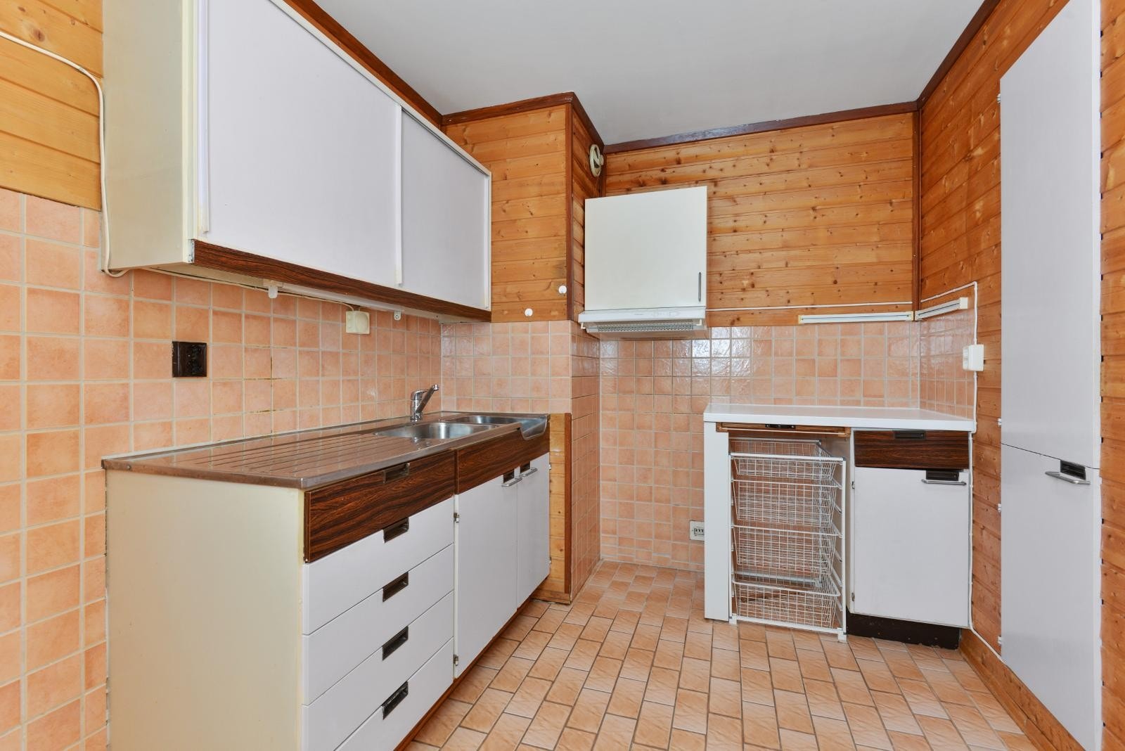 Kjøkken - edre, uten hvitevarer. Galleribilde