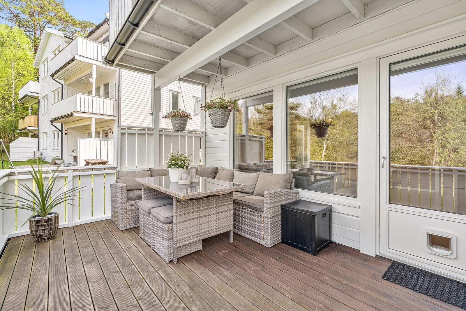 Fin solrik terrasse med utgang fra stue. Galleribilde
