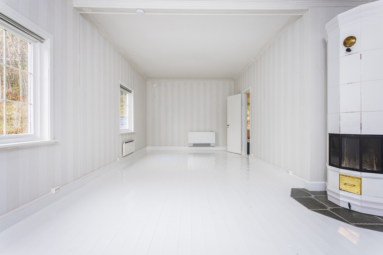 Stuen er oppusset i nyere tid. Kakkelovn med varmesentral tilkbolet i 2023 Galleribilde