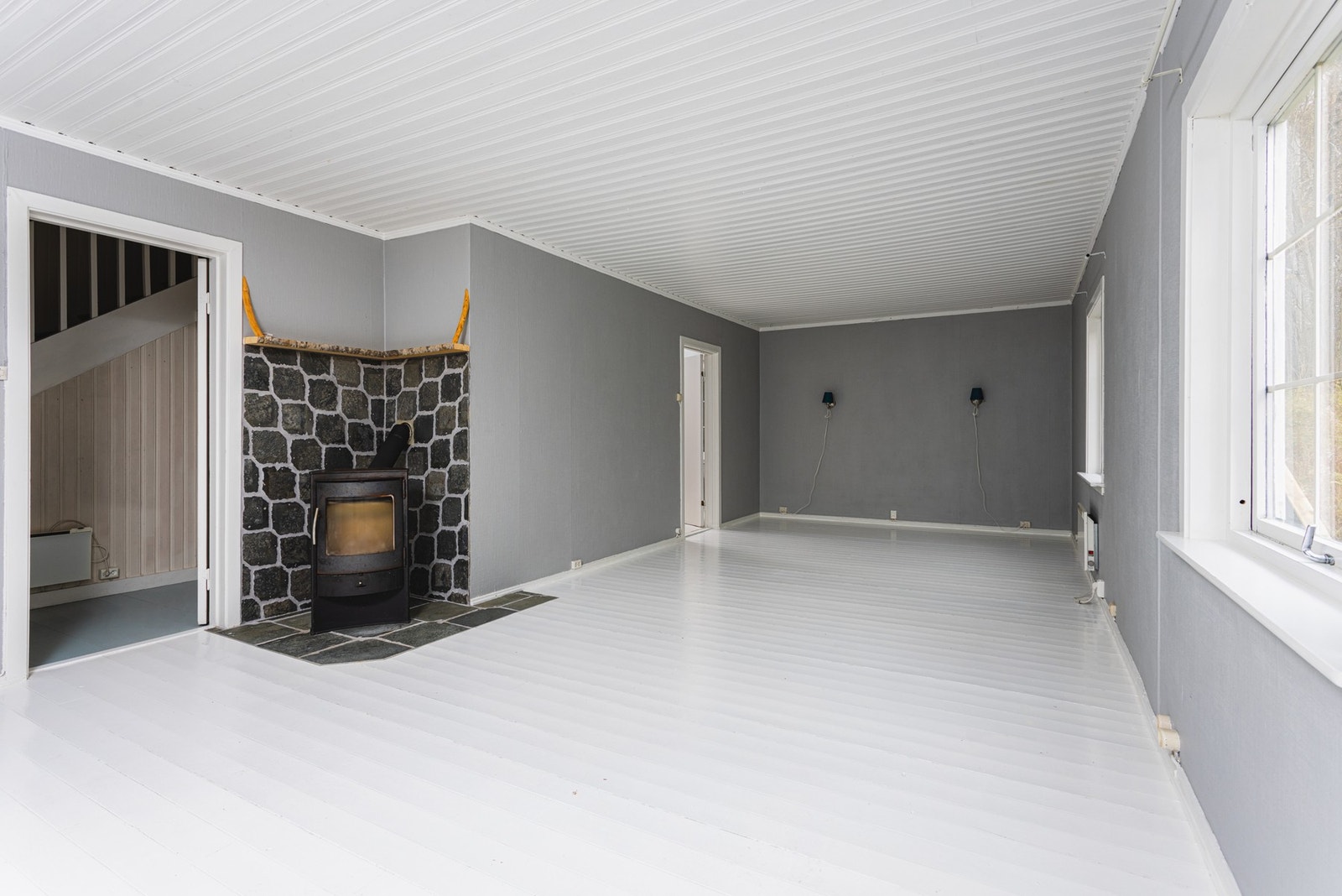 Som på vestsiden, langstrakt stue i lyse toner Galleribilde