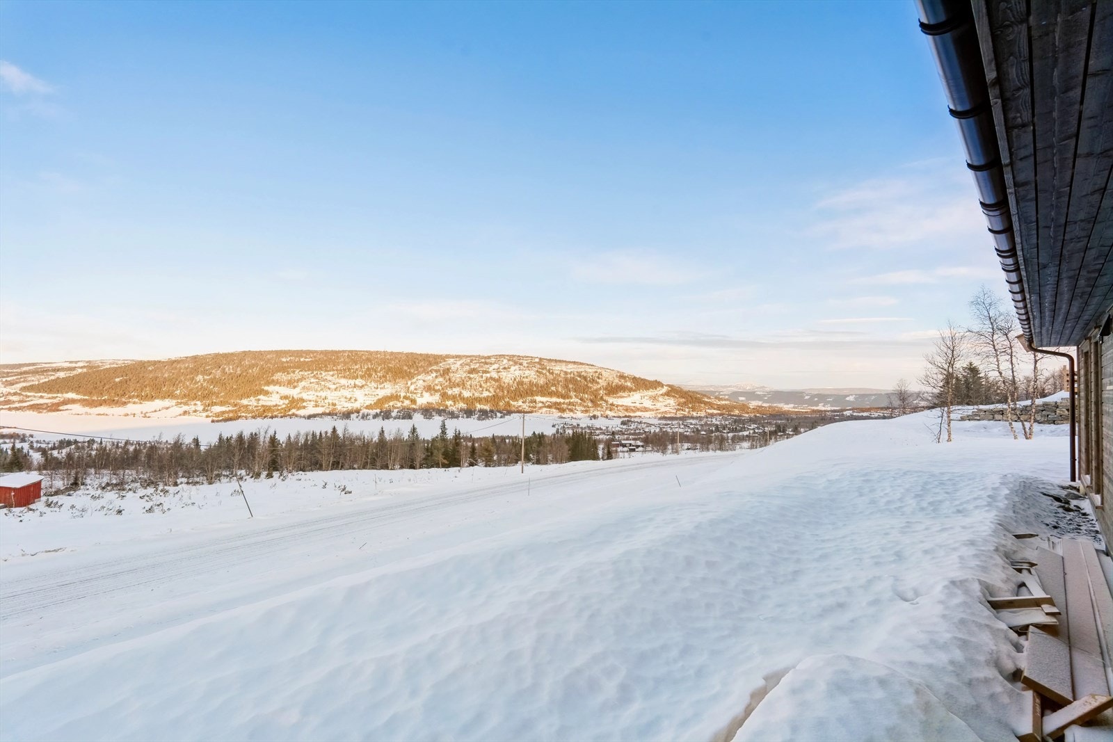 Etter aktive dager i naturen kan en gjerne besøke tradisjonsrike Gomobu Fjellstue, Vasetstølen, eller til Sekskanten Kro og Pub for god servering og sosiale stunder. Galleribilde