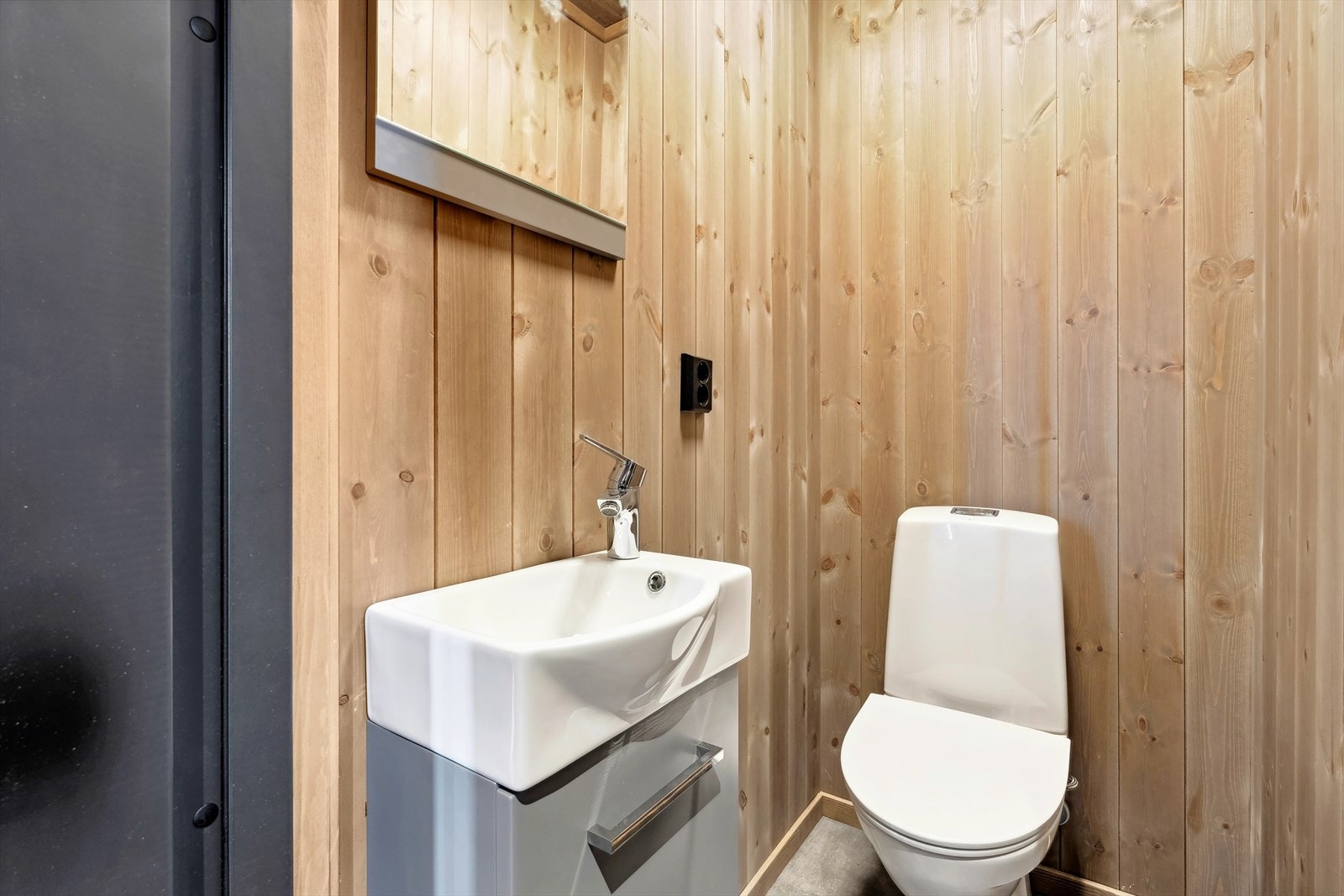 I hytta er det også et eget toalettrom med flislagt gulv. Galleribilde