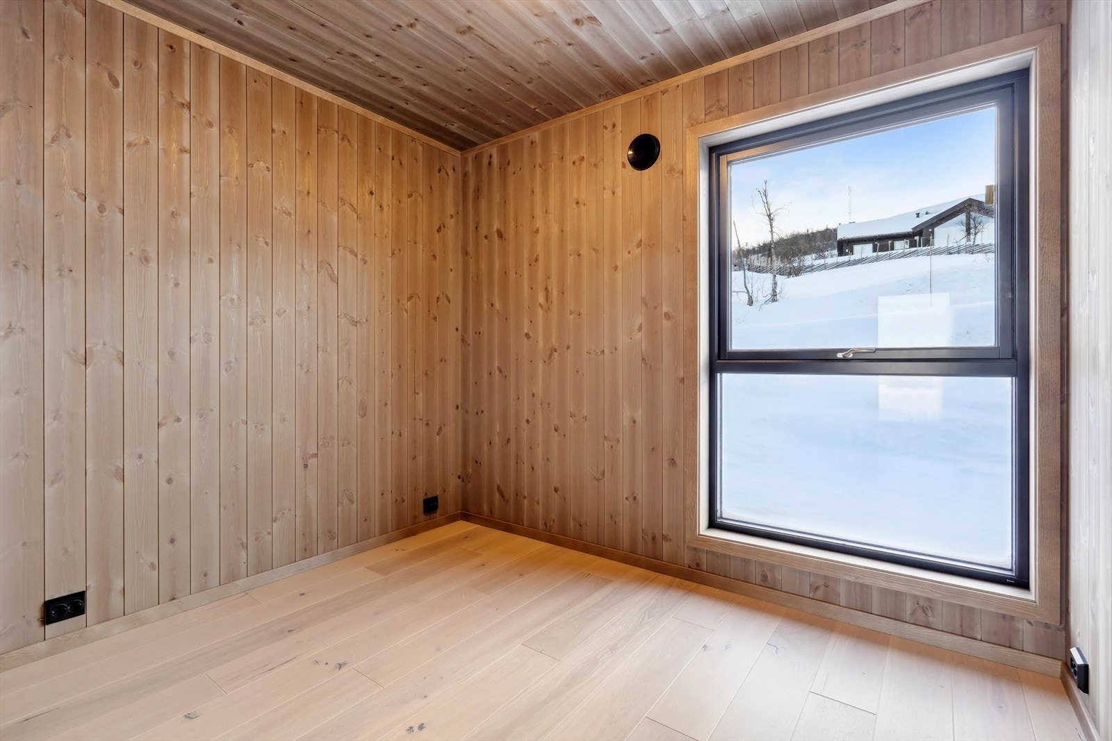 På to av soverommene er det fin plass til dobbeltseng. Galleribilde