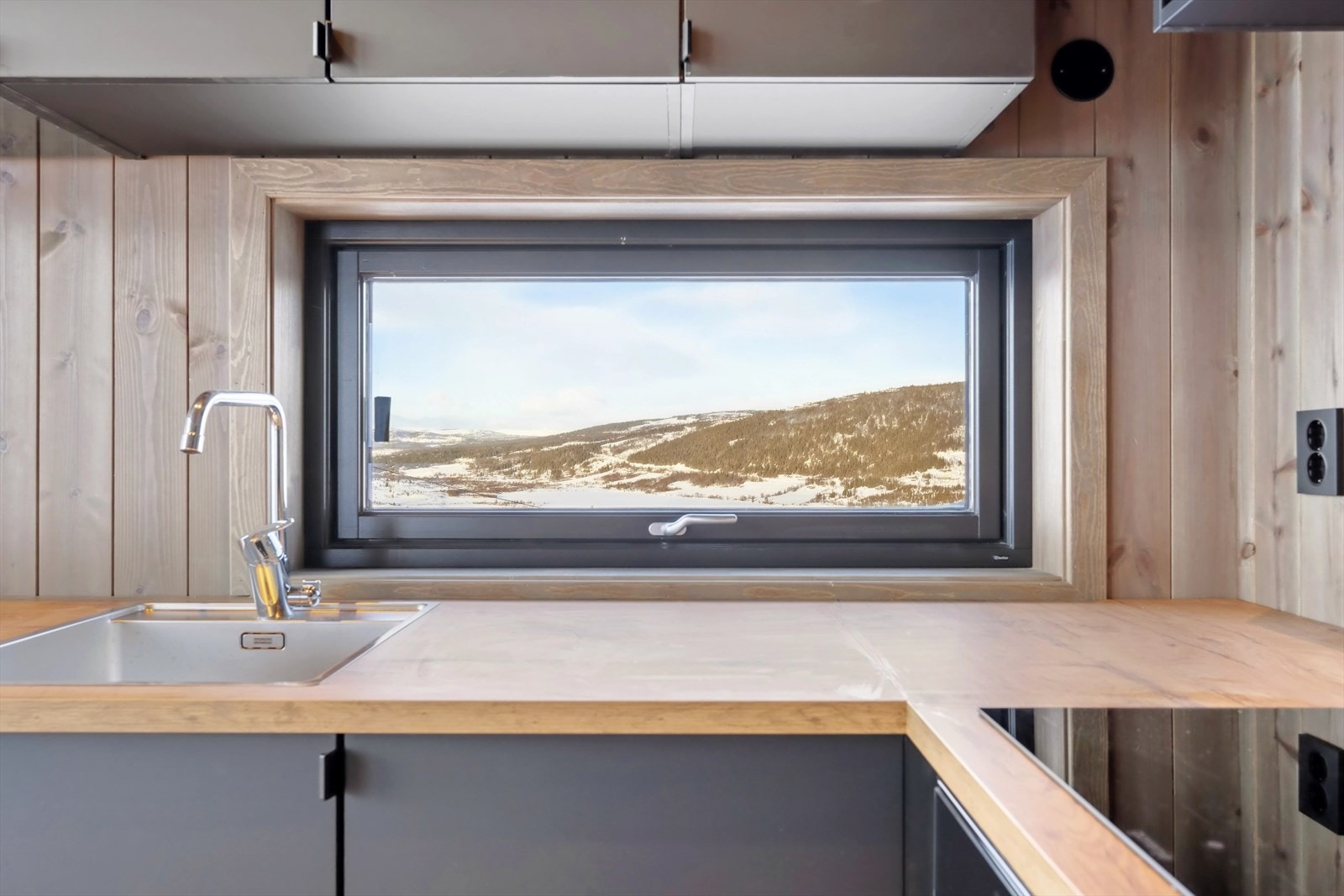 Her kan oppvasken kombineres med nydelig utsikt til Vasetvannet. Galleribilde
