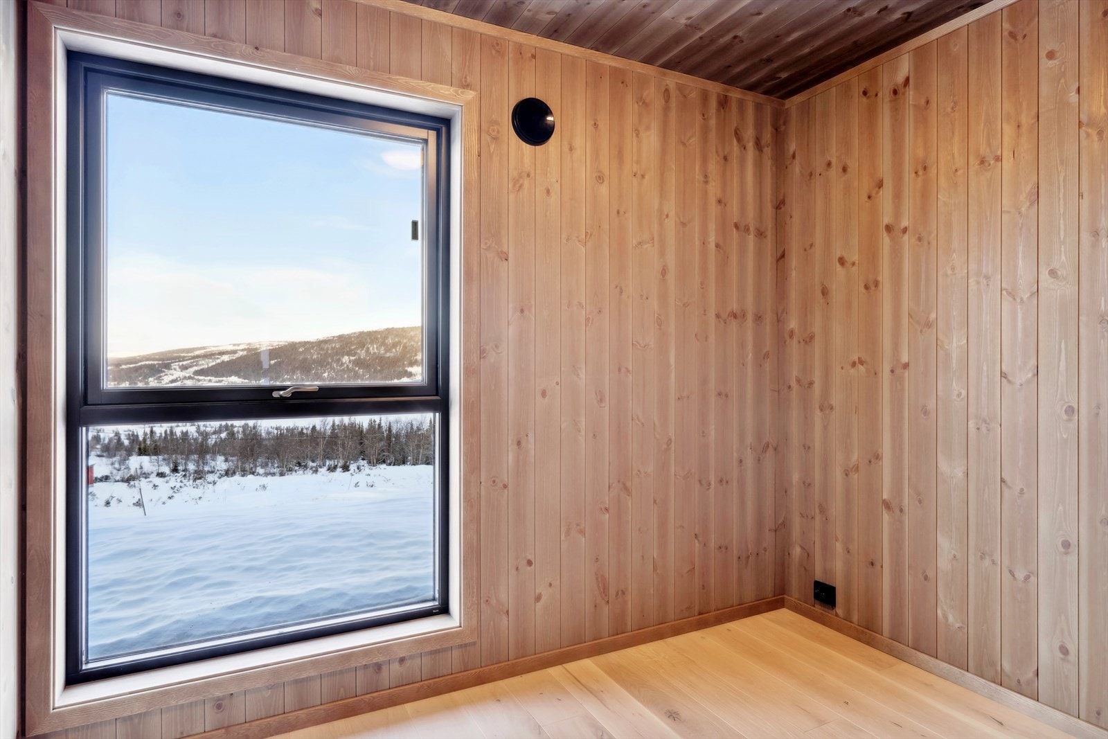 I hytta er det tre fine soverom med store vinduer. Galleribilde