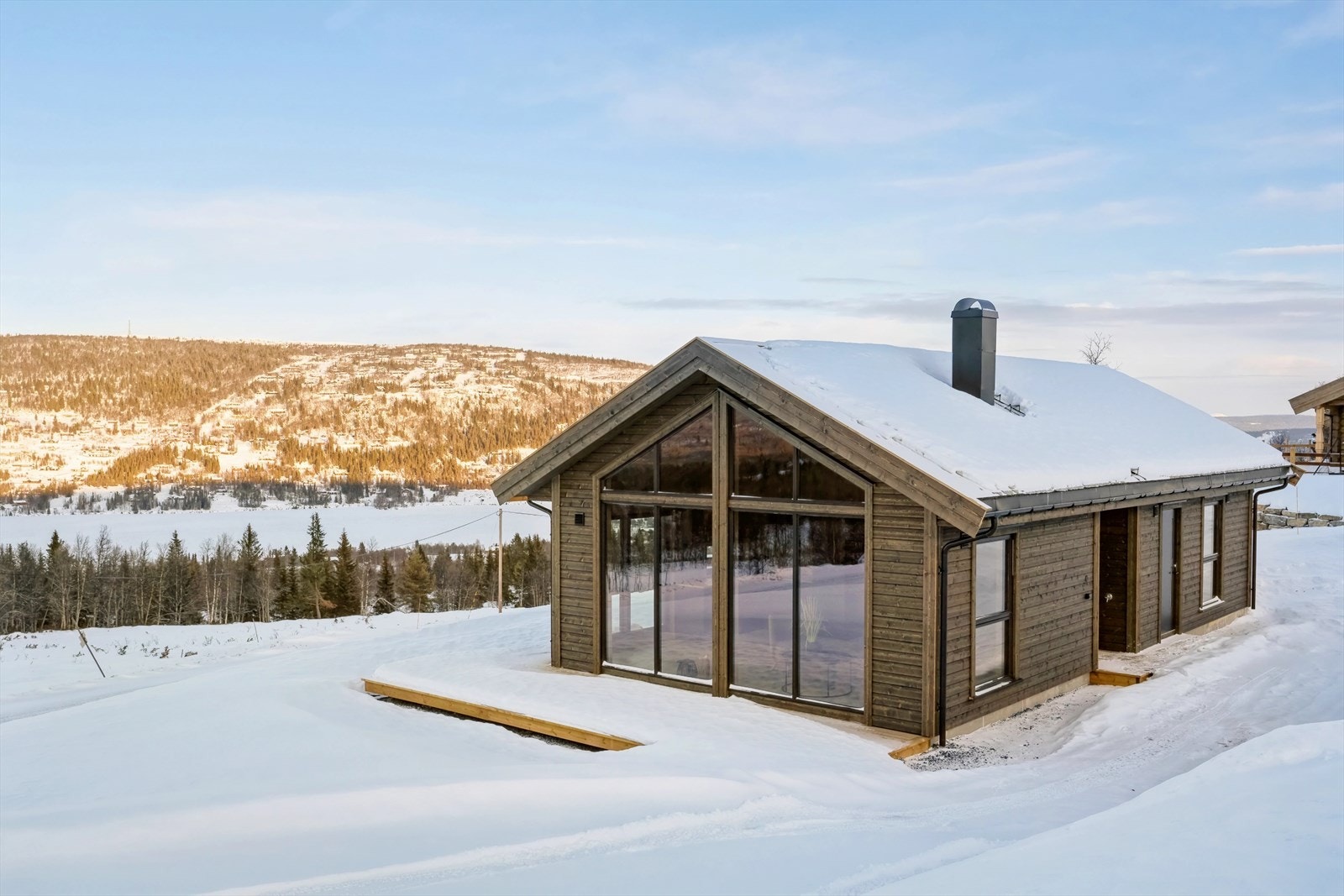 Hytta har ski inn/ski ut til Vaset Skiheiser som har 3 heiser, 9 nedfarter og et 100 m barnetrekk. Galleribilde