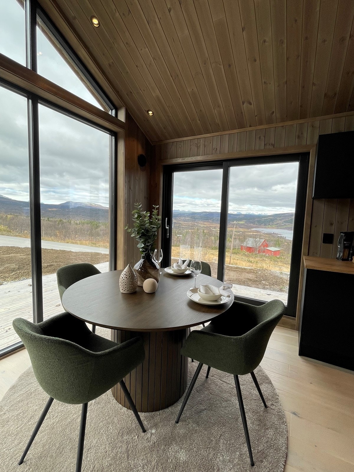 I stua er det åpent, lyst og luftig med vinduer fra nærest "gulv til tak" og stor skyvedør av glass ut til terrasse. Galleribilde