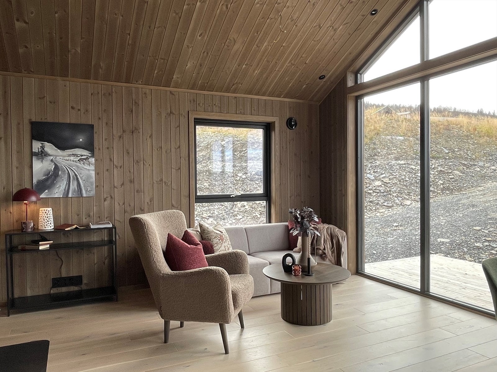 Hytta er nyoppført og arealeffektiv med fine løsninger slik at all tid kan brukes sammen med familien. Galleribilde