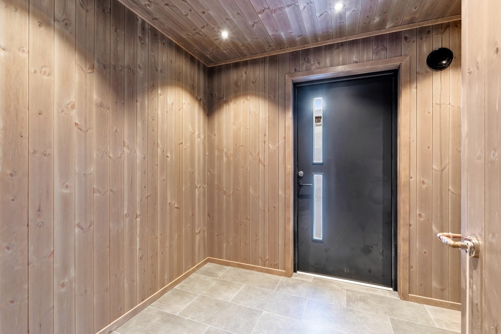 Hytta har tekniske rom med flislagt gulv og varmekabler. I rommet er det varmtvannsbereder, fin plass til vaskemaskin og god oppbevaringsplass. Rommet har også egen utgang til terreng. Galleribilde