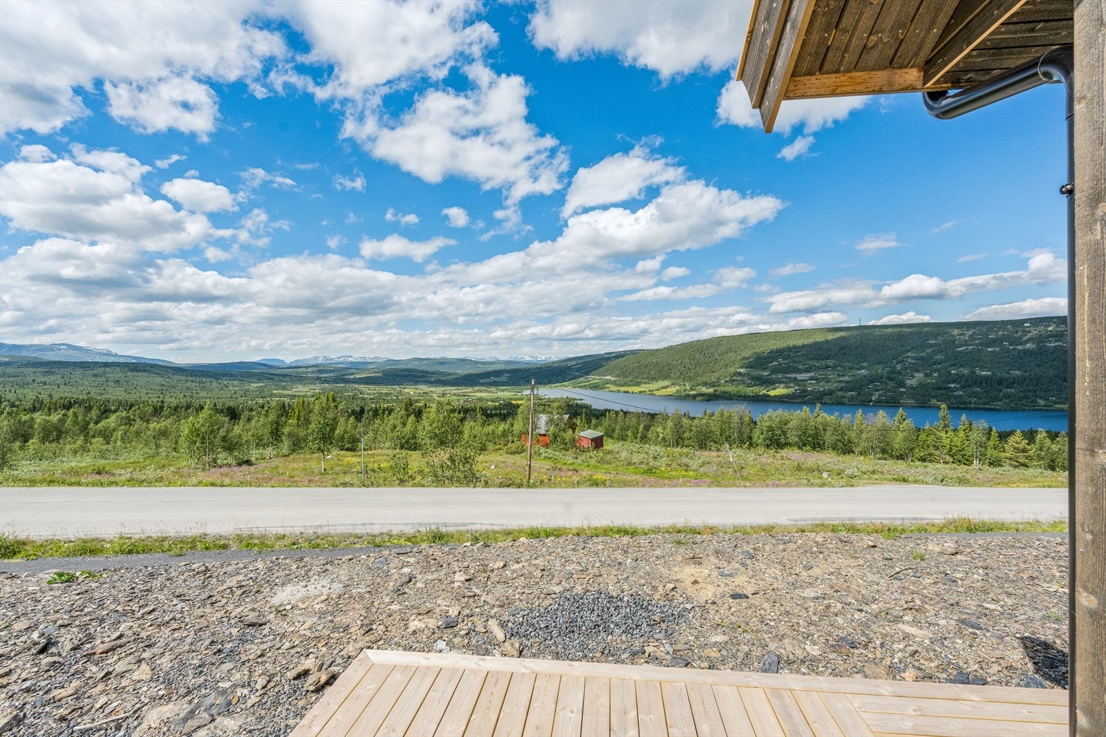Hytta ligger ca. 900 m.o.h og har vakker utsikt mot Grønsennknippa, Jotunheimen, Gilafjellet, Vasetvannet, Ålfjell og Mellene. Galleribilde