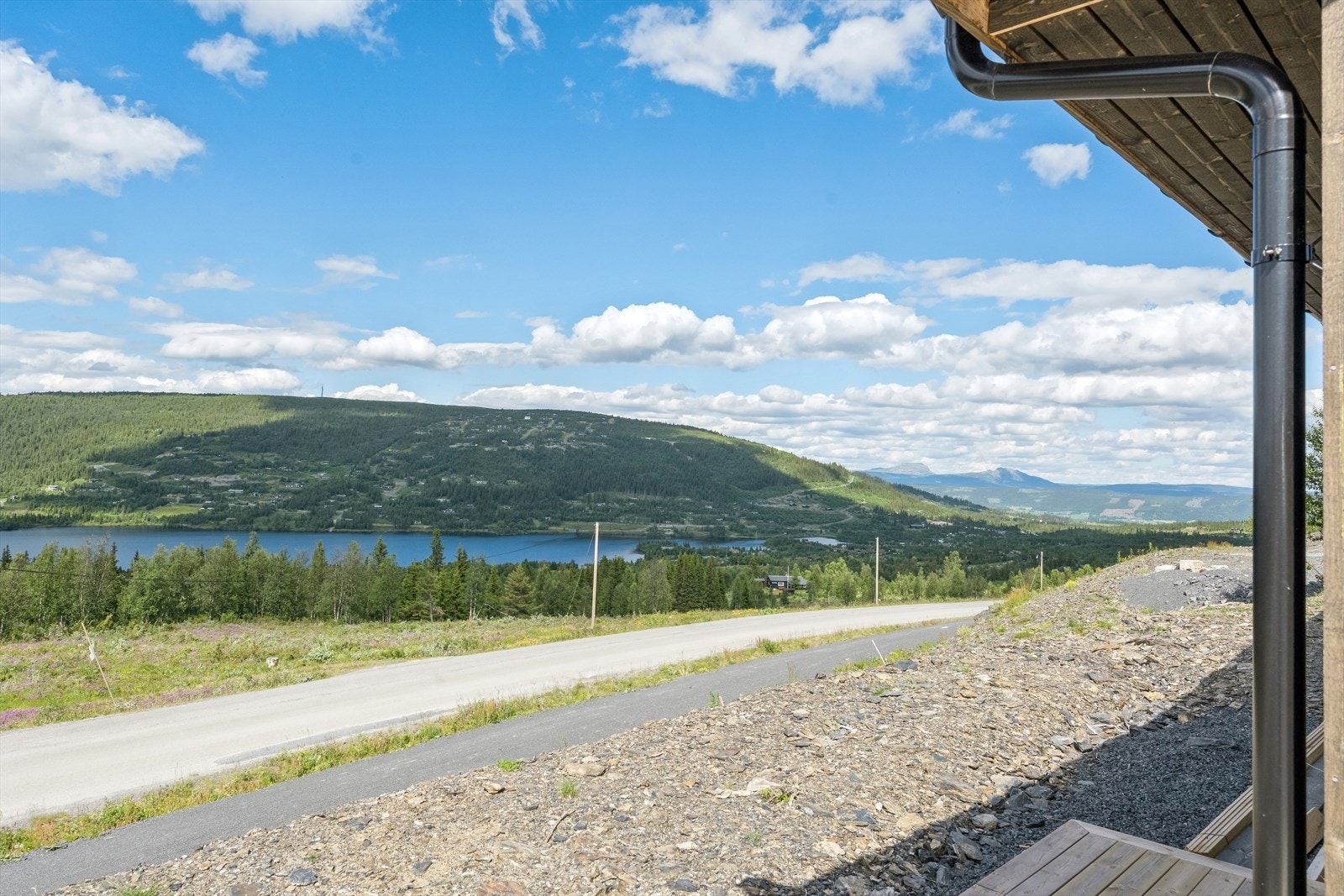 Vaset, og hytta o Panoramavegen 1106, er et utmerket utgangspunkt for alle typer fjellturer, og et eldorado for alle sykkelinteresserte. Galleribilde