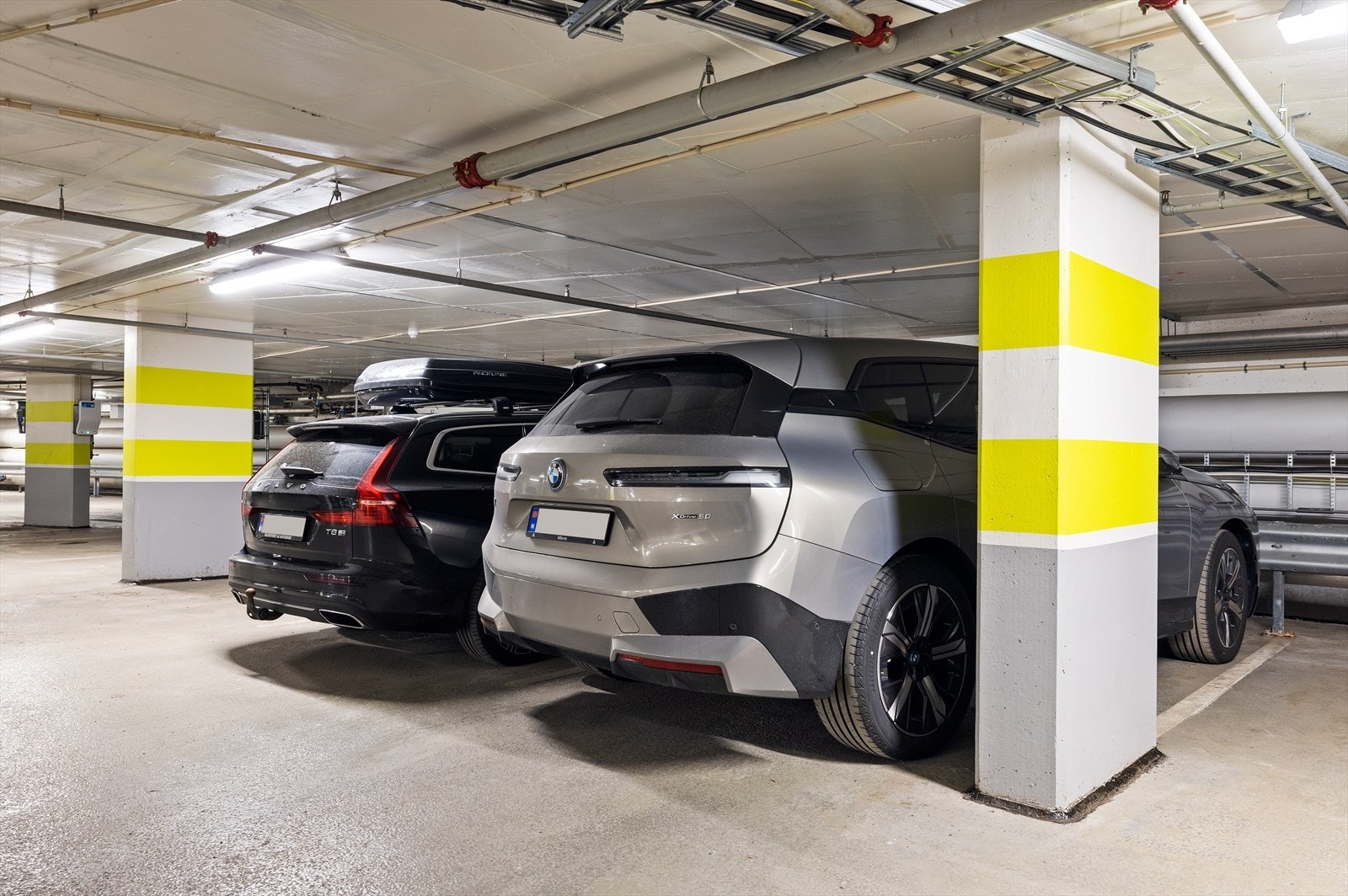 Det medfølger en garasjeplass i kjelleren. Galleribilde