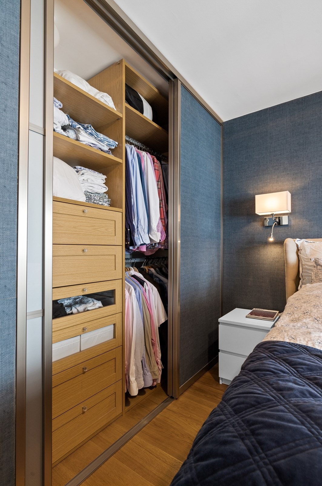 Skyvedørsgarderobe med innredning i tre. Galleribilde