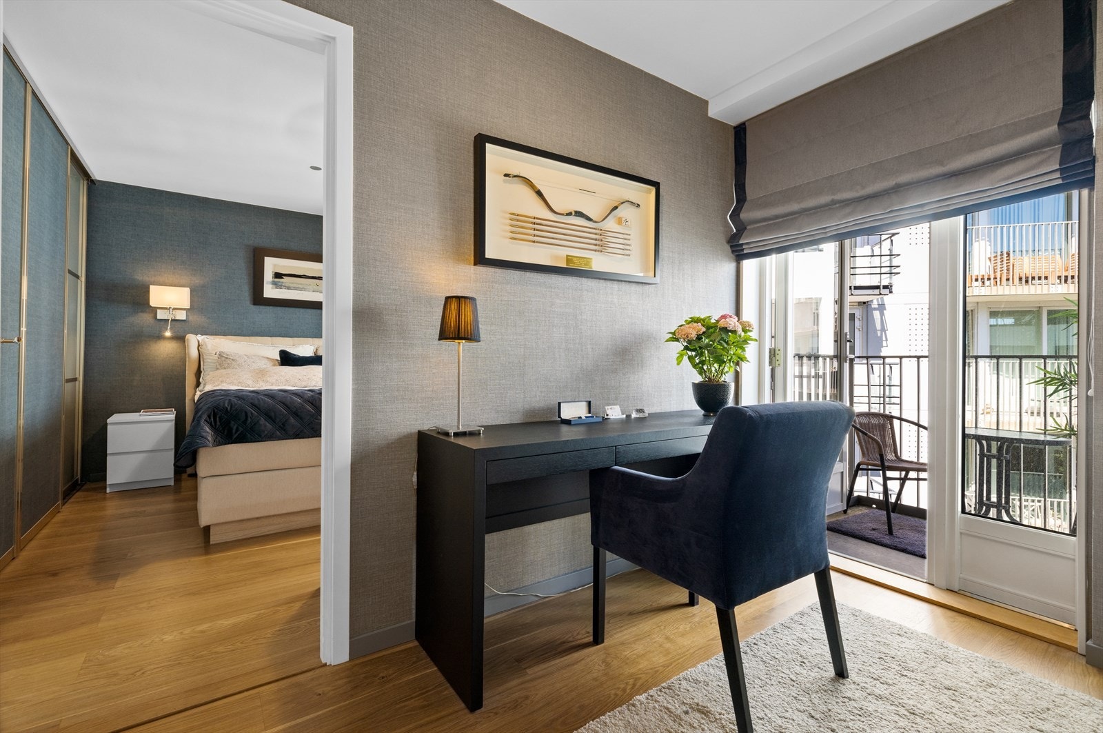 Leiligheten er gjennomgående og har 2 balkonger. Her praktisk kontorplass. Galleribilde