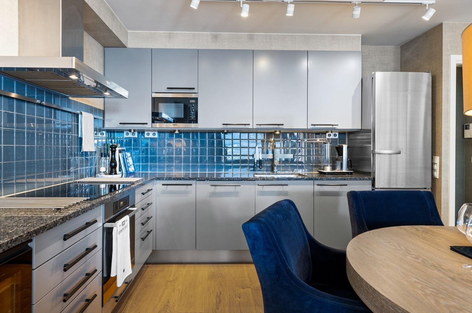 Stilren kjøkkeninnredning med integrerte hvitevarer. Galleribilde