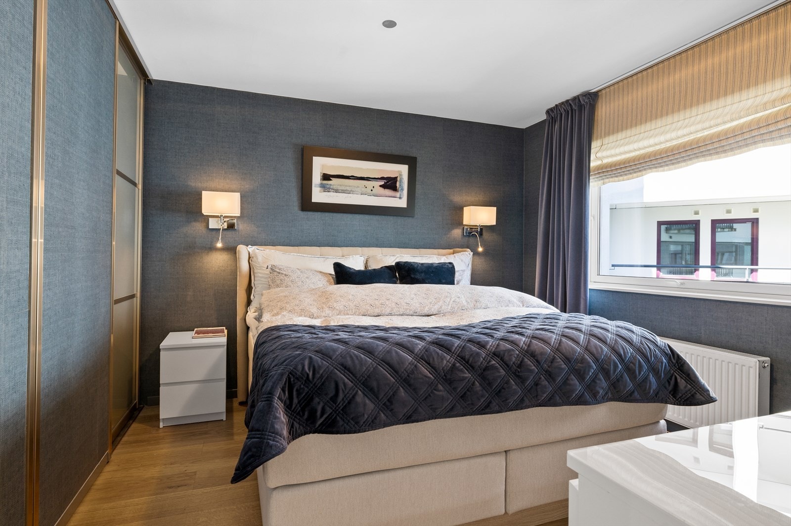 Hovedsoverommet har skyvedørsgarderobe og vender mot bakgården. Galleribilde