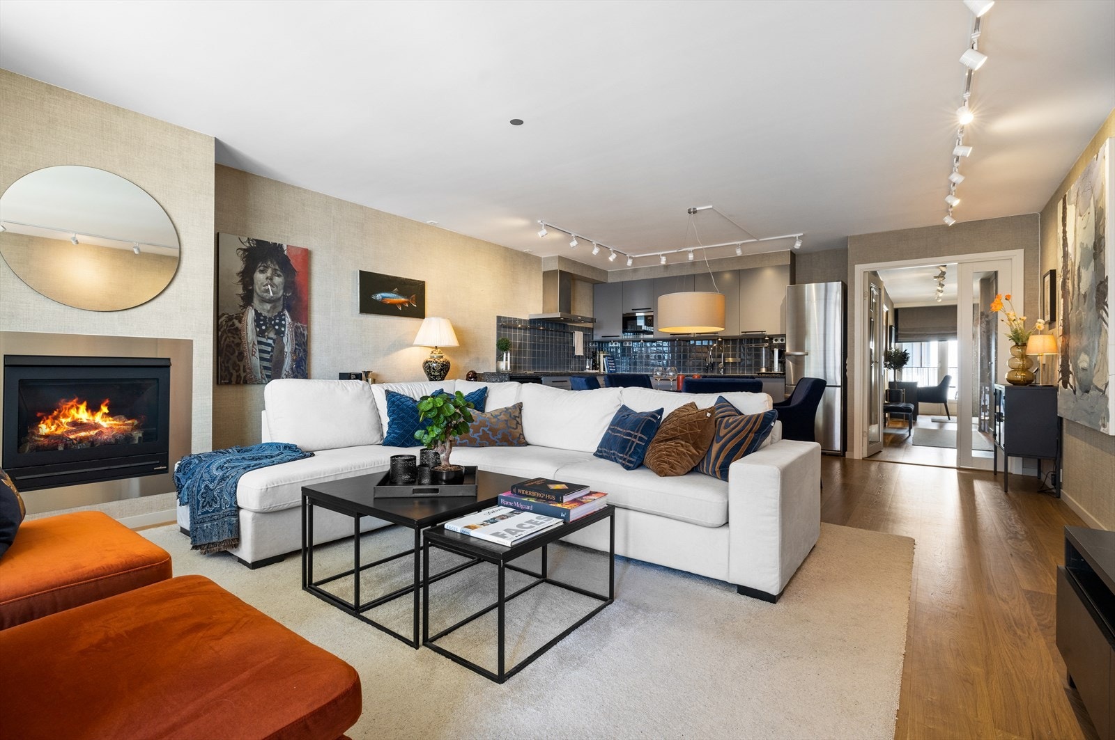 Stuen har en åpen løsning mot stuen. Gasspeisen gir godt med varme. Galleribilde