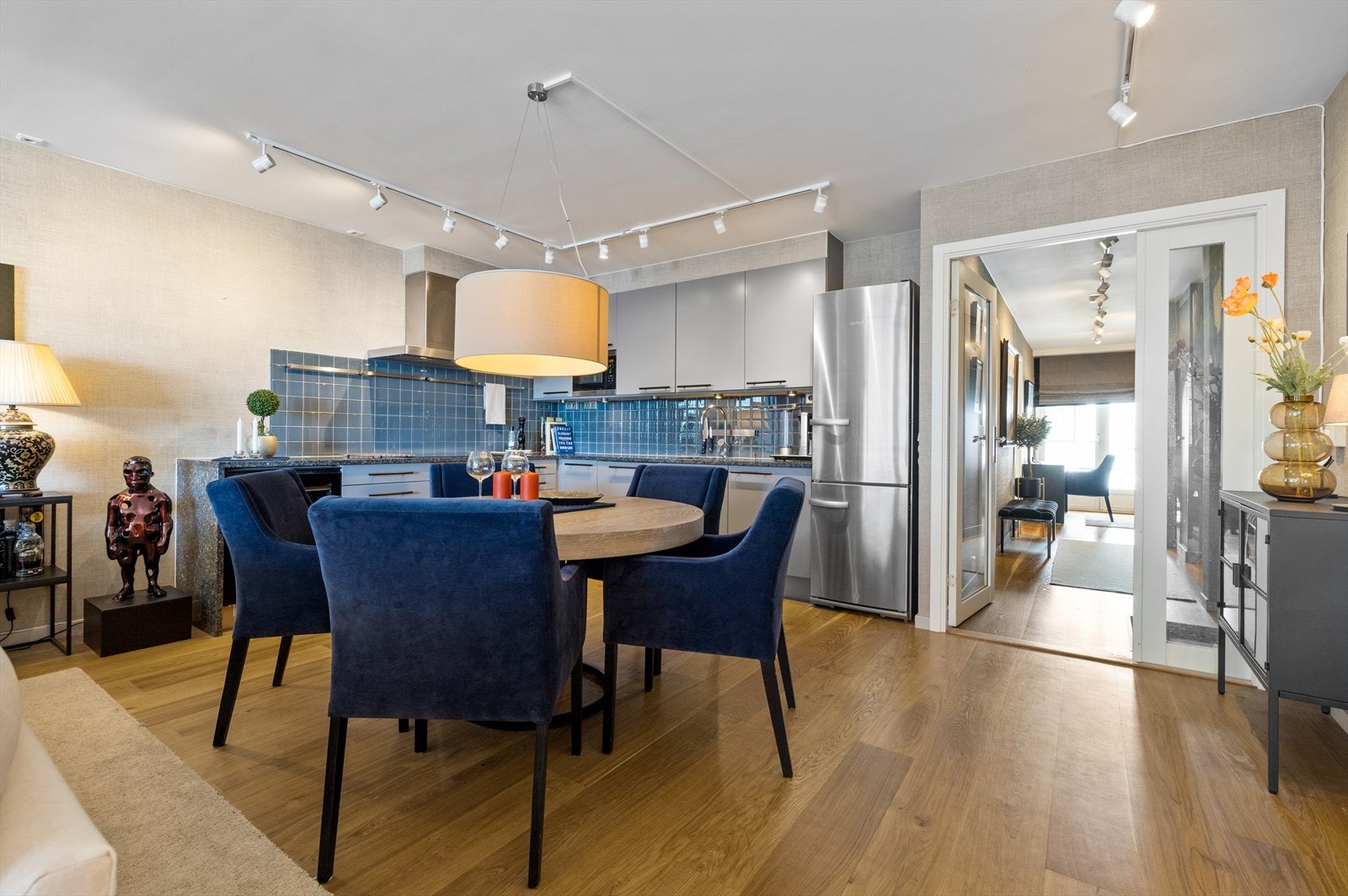 Kjøkkenet har glatte fronter og benkeplate i stein. Galleribilde