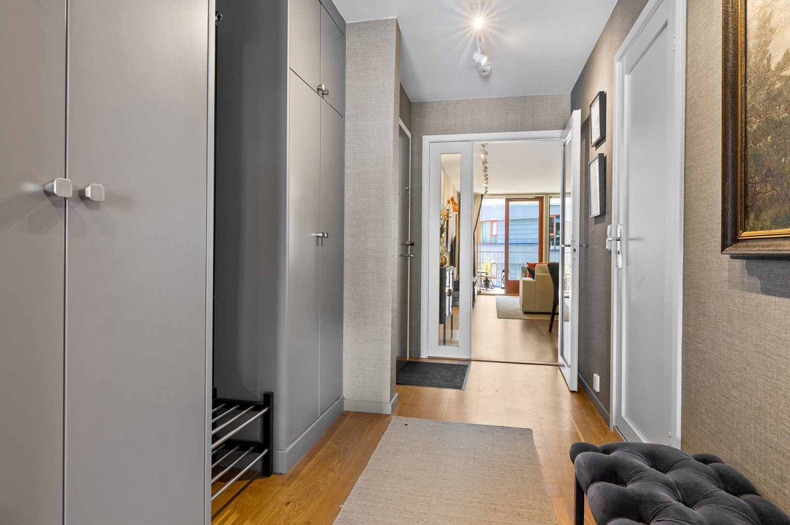 Innbydende entré med plassbygget garderobe. Galleribilde