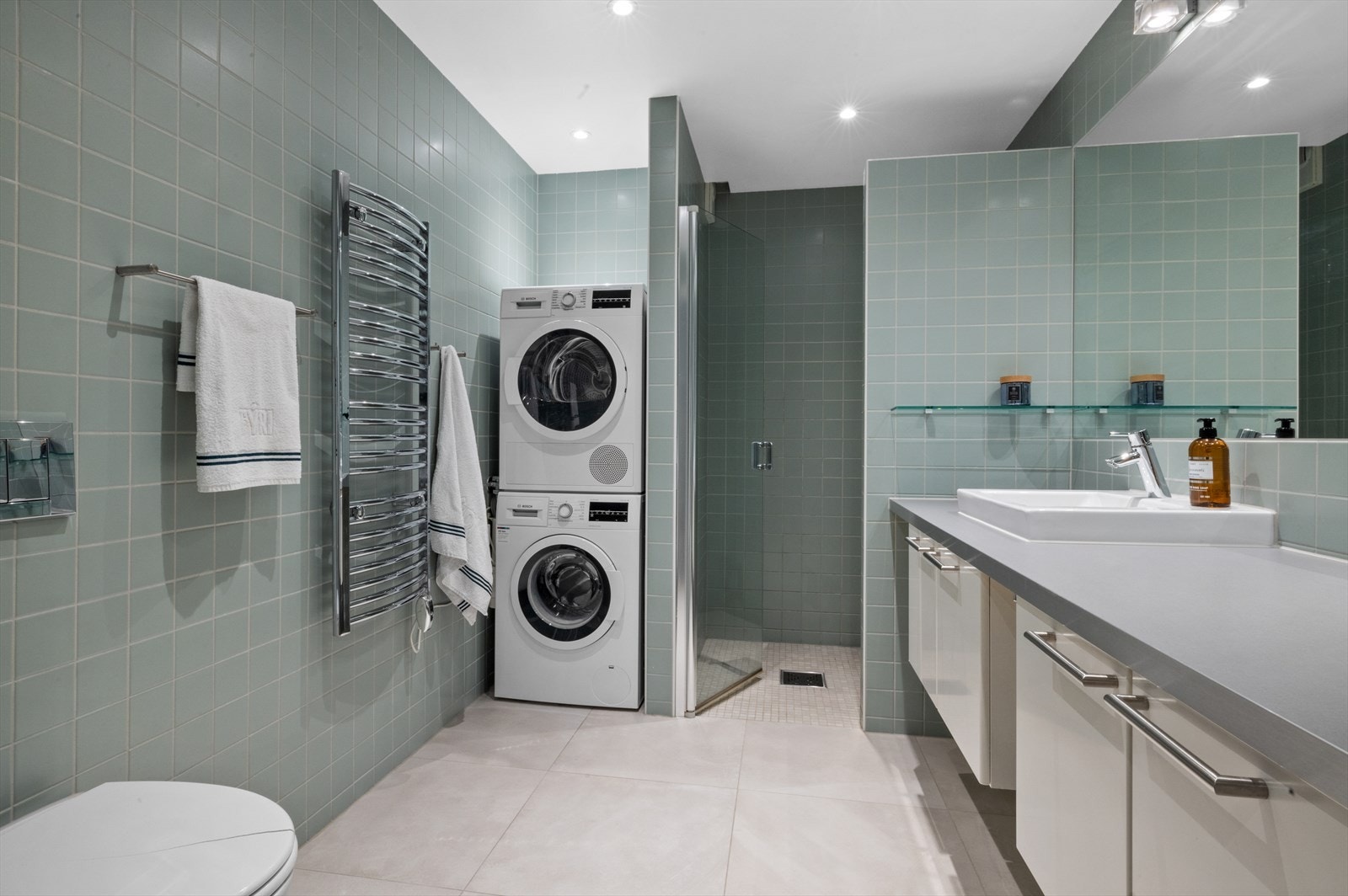 Meget romslig bad. Det ble lagt nye fliser i 2018. Galleribilde