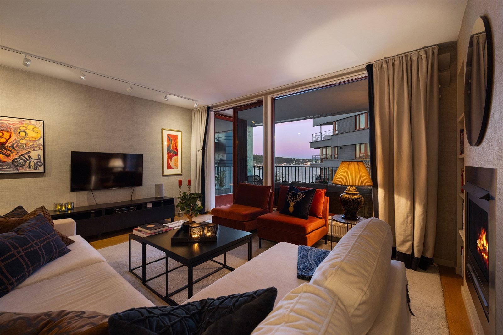 Kveldsstemning fra stuen. Galleribilde