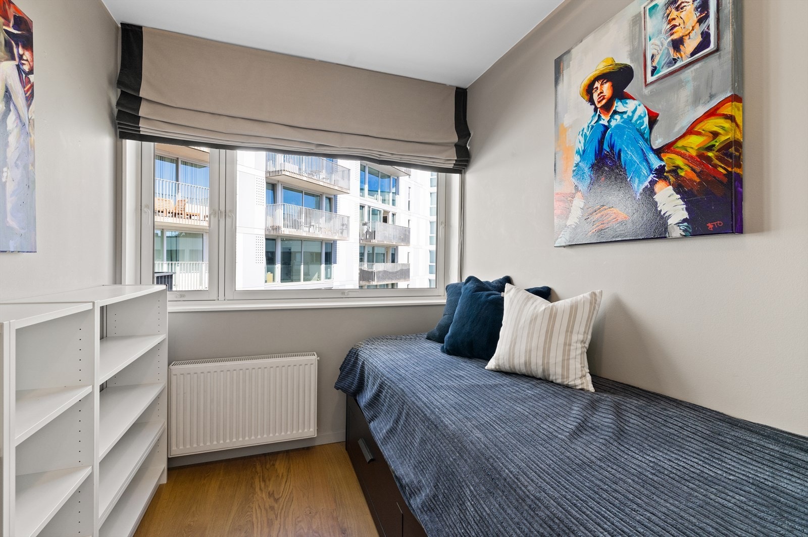 Soverom 2 vender også mot bakgården. Galleribilde