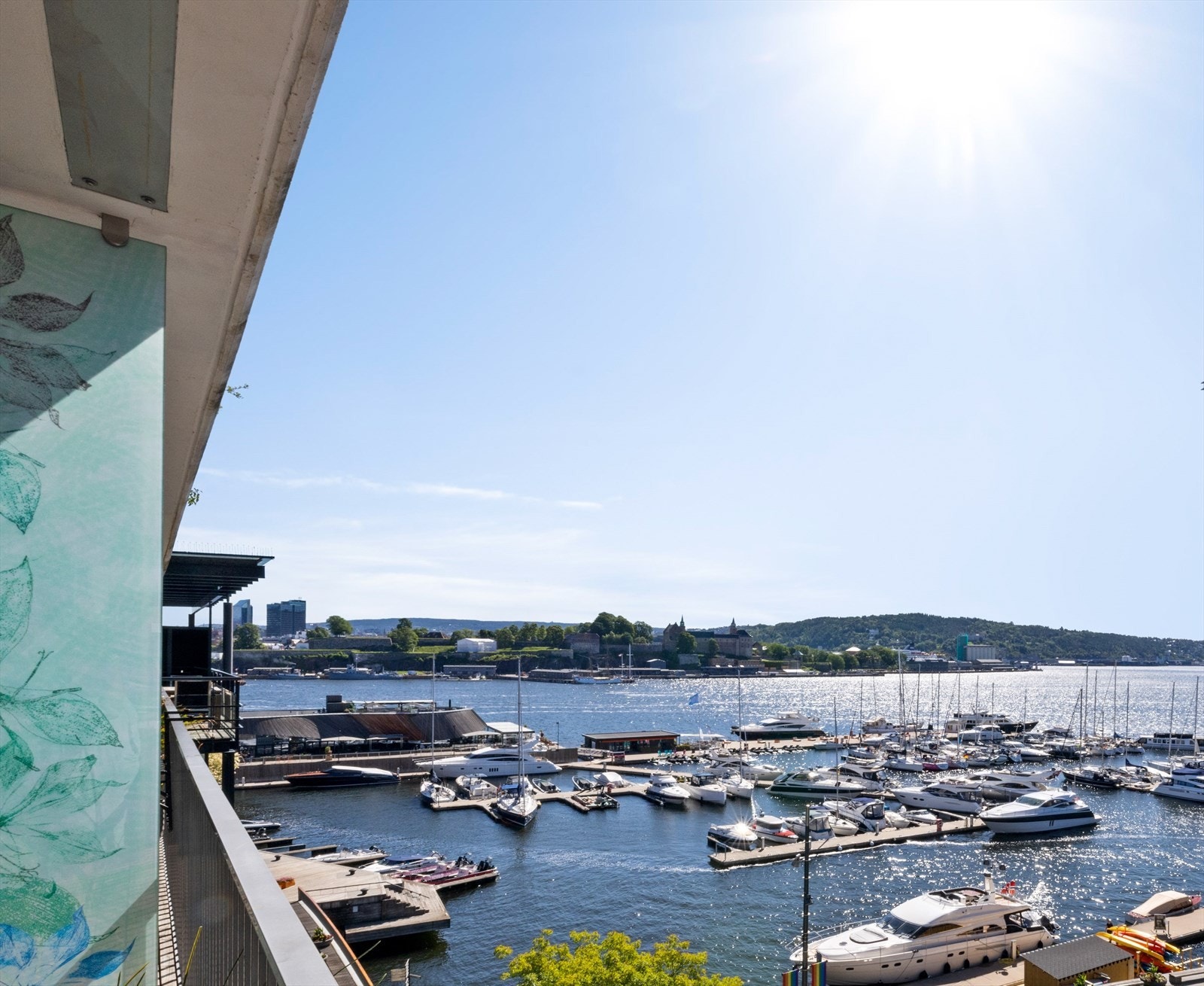 Flott oppusset leilighet i Lille Stranden 6 med fin intern beliggenhet. Galleribilde