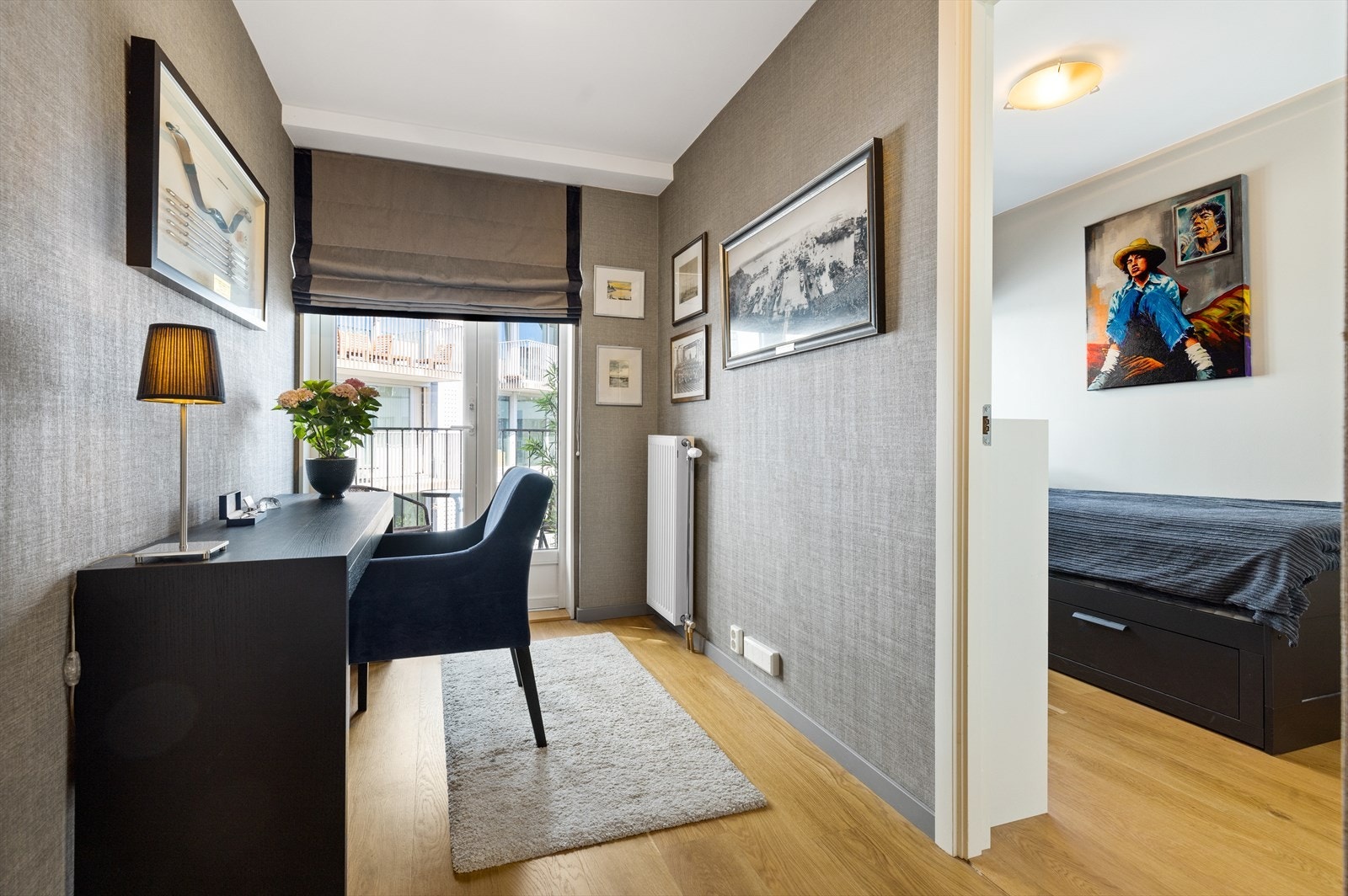 Kontor med utgang til balkong, herfra er det adkomst til begge soverommene. Galleribilde