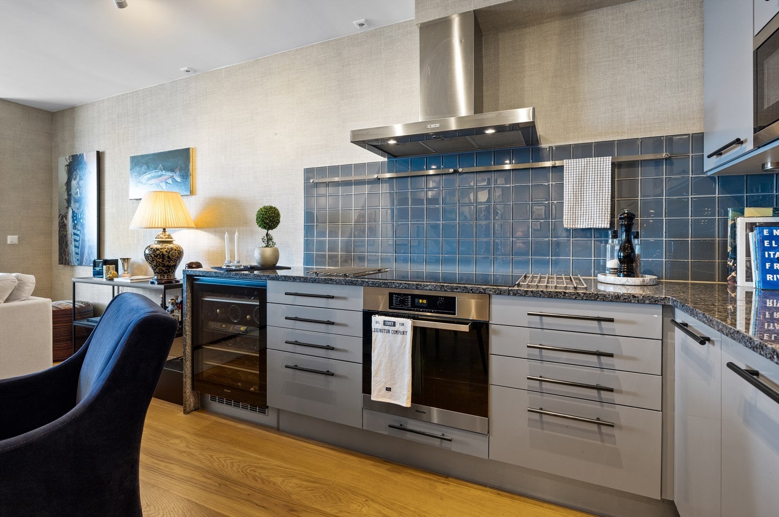 Stilren kjøkkeninnredning med integrerte hvitevarer. Galleribilde