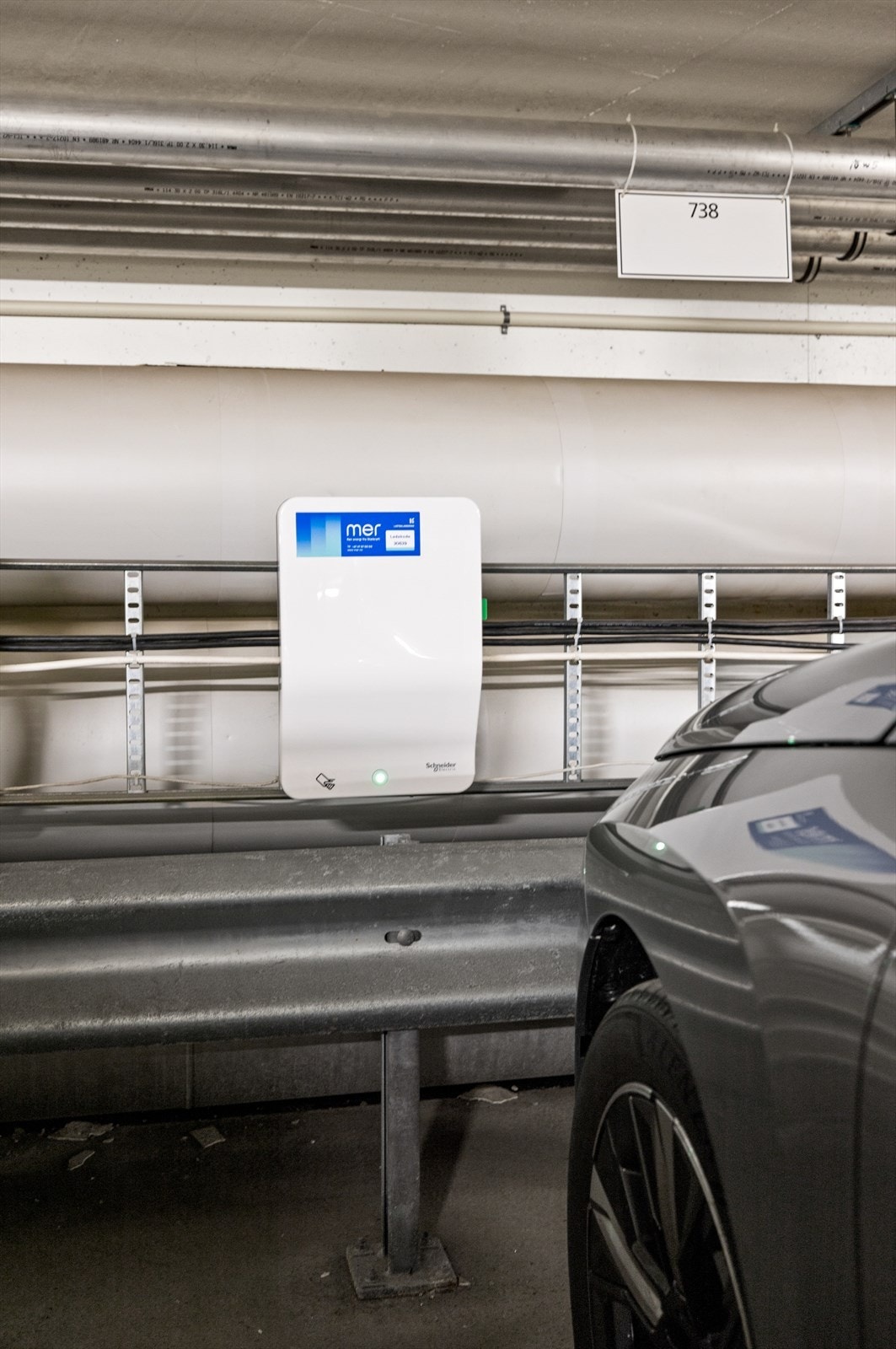 Det er montert lader på plassen. Galleribilde