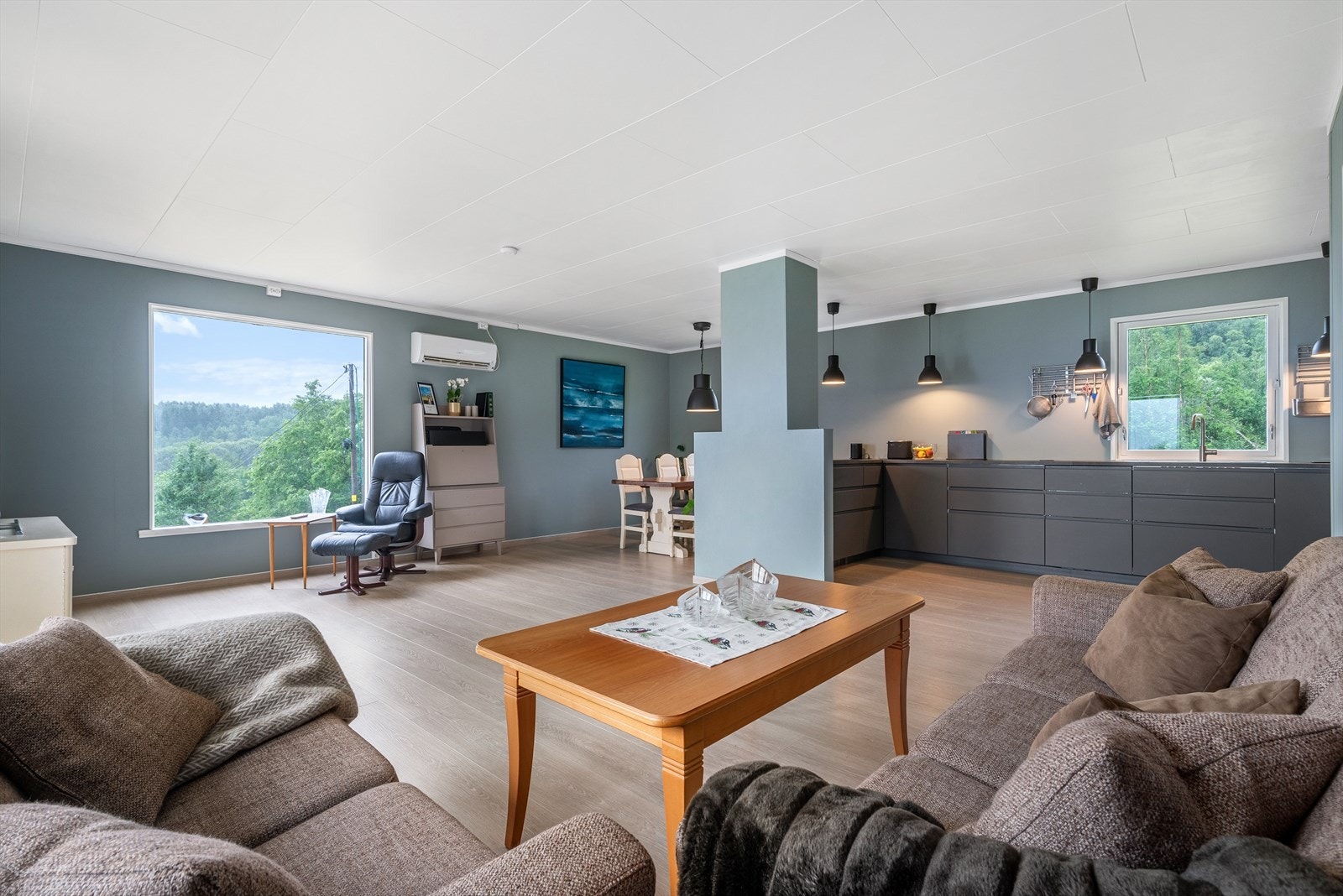 I stua er det god plass for flere sittegrupper. Varmepumpa bidrar til jevn og behagelig innetemperatur året rundt. Galleribilde