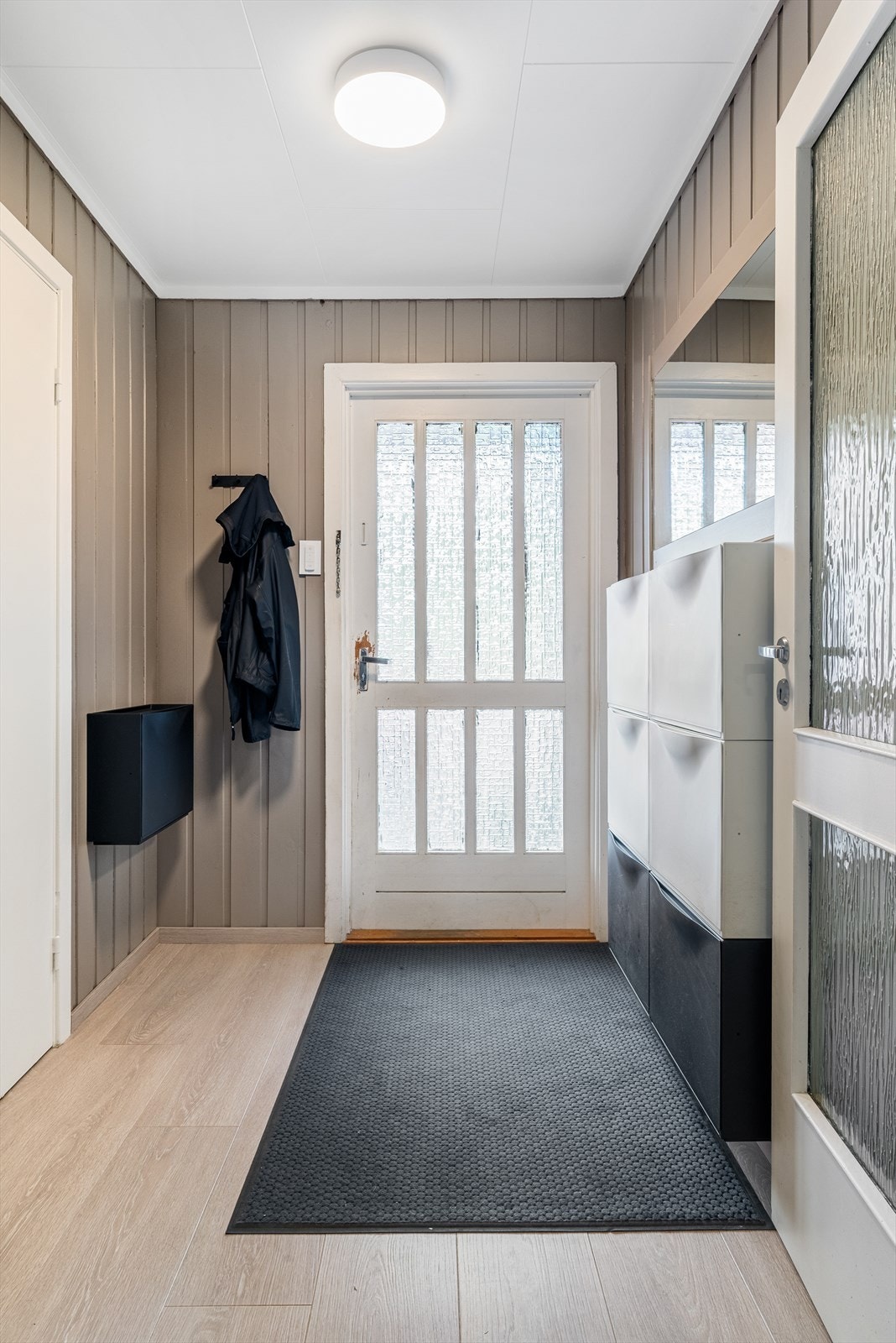 Du kommer inn i entreen og har videre adkomst til stue, kjøkken, 2 soverom, bad og vaskerom. Galleribilde